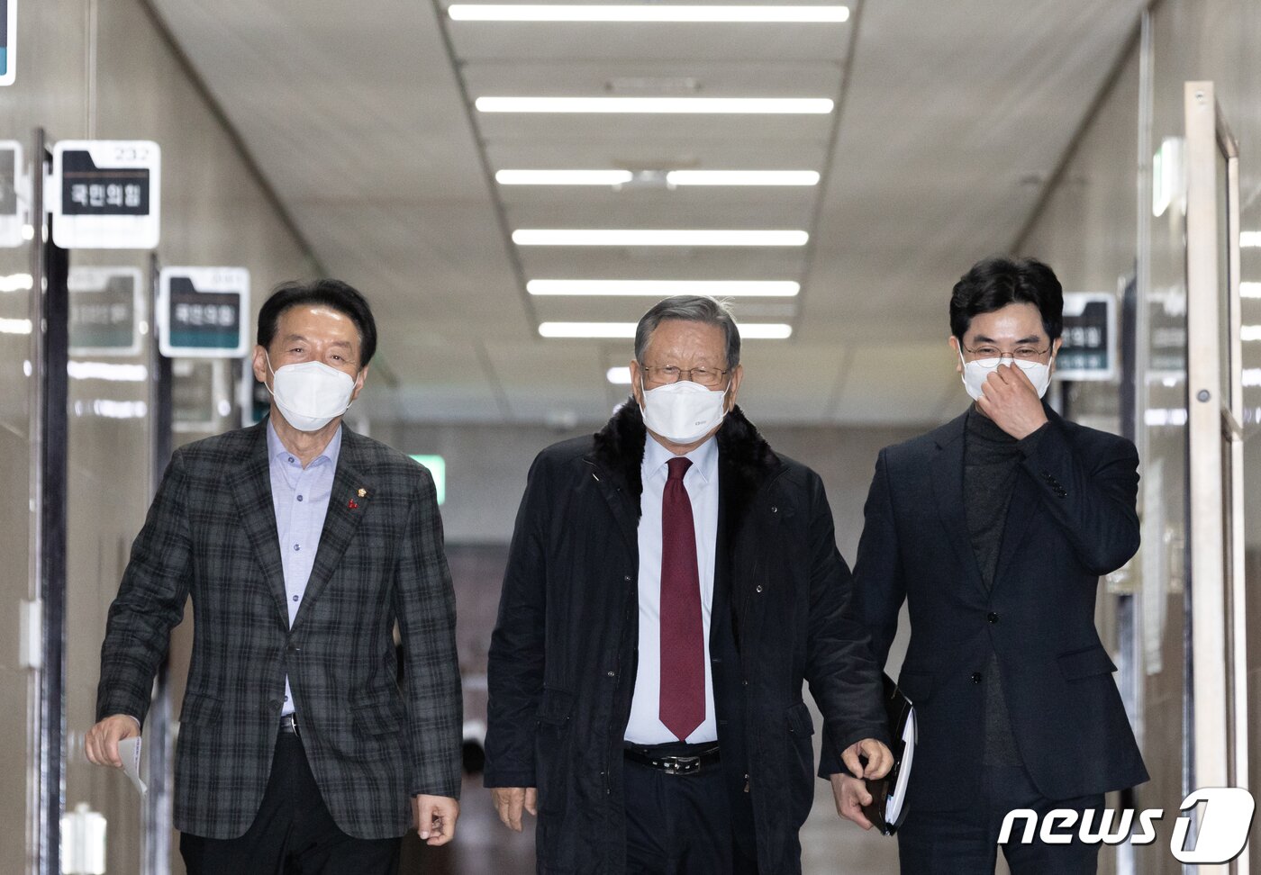 본문 이미지 - 유흥수 국민의힘 선거관리위원장(가운데)과 김석기 부위원장(왼쪽). 2023.1.3/뉴스1 ⓒ News1 이재명 기자