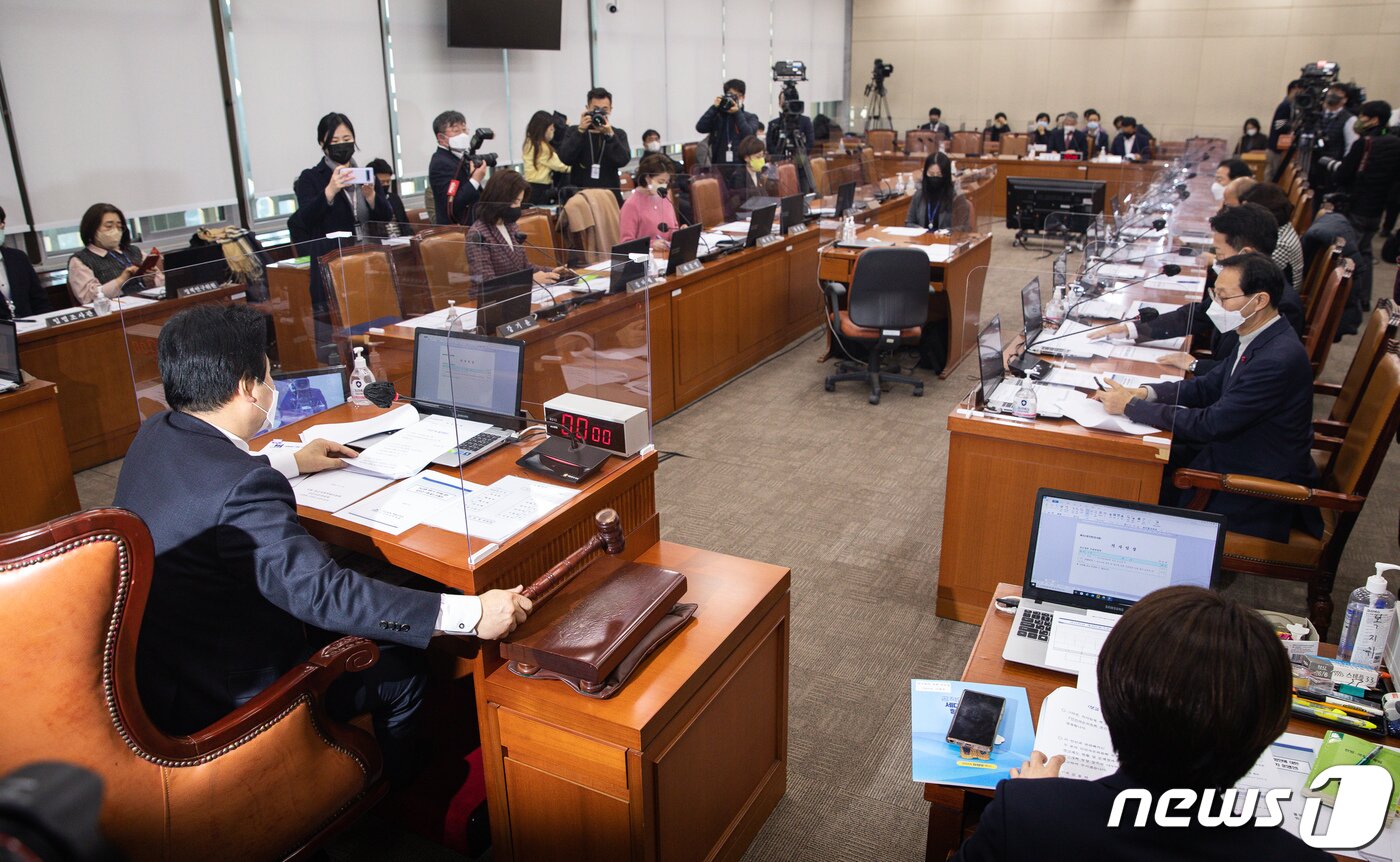 본문 이미지 - 강기윤 국회 연금개혁 특별위원회 위원장 직무대리(국민의힘 간사)가 3일 서울 여의도 국회에서 열린 제401회 국회(임시회) 제4차 연금개혁특별위원회 전체회의에서 의사봉을 두드리고 있다. 2023.1.3/뉴스1 ⓒ News1 유승관 기자