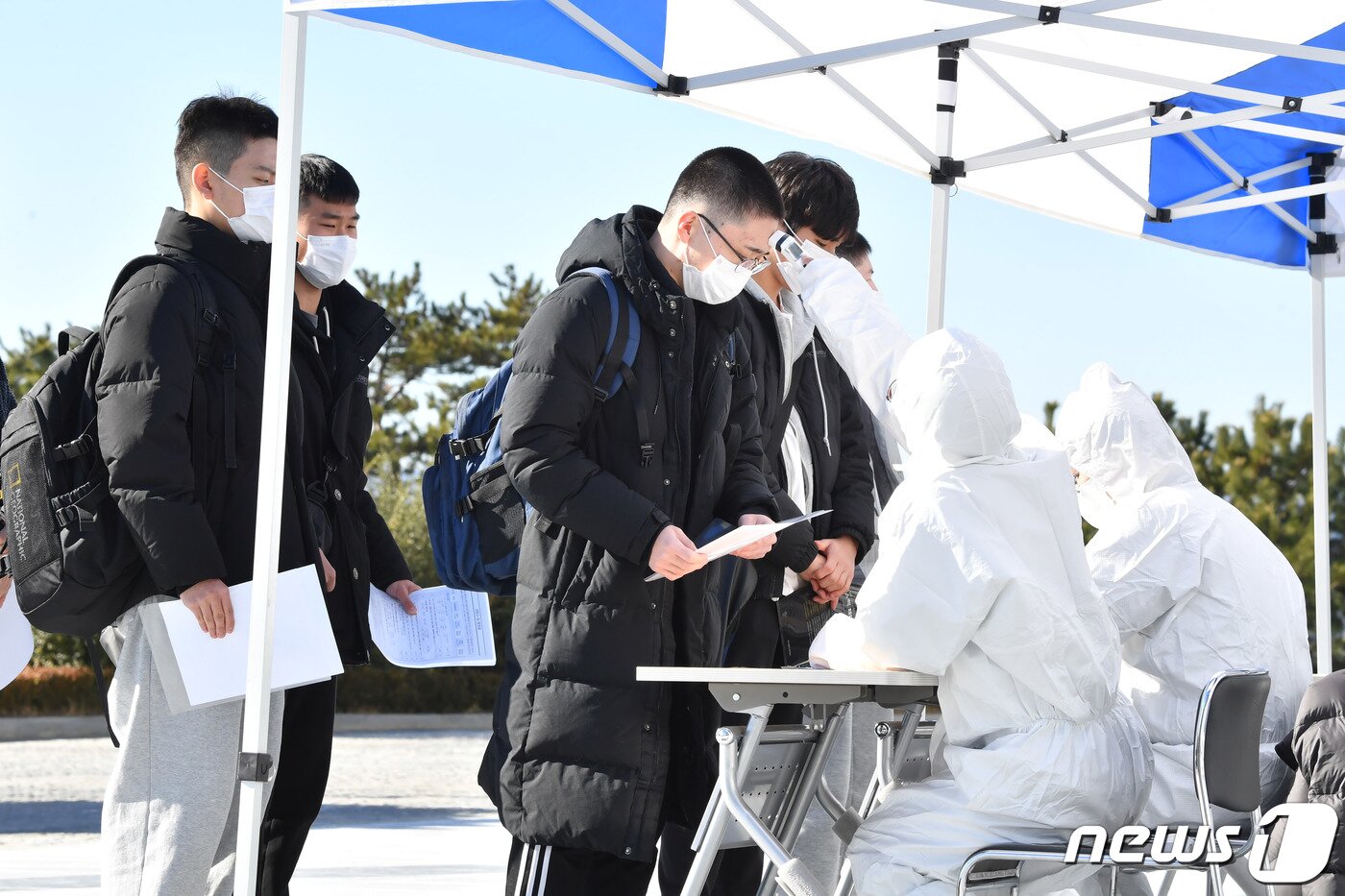 본문 이미지 - 제81기 해군사관학교 예비 사관생도이 3일 해군사관학교에서 충무기초훈련 참가 전 PCR 검사를 하고 있다. 충무기초훈련 기간 동안 예비 사관생도들은 기본자세를 확립하고 기초체력 및 정신력, 올바른 국가관·가치관을 정립해 4년간의 생도생활에 필요한 기본소양과 능력을 갖추게 된다. (해군사관학교 제공) 2023.1.3/뉴스1