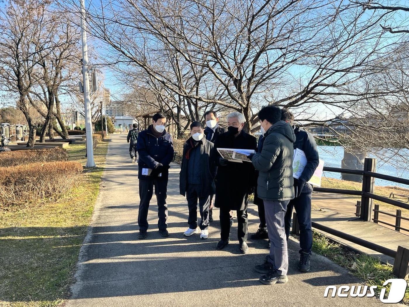 본문 이미지 - 천제영 2023순천만국제정원박람회 조직위원회 사무총장이 4월 열리는 2023정원박람회를 앞두고 박람회장 일대를 돌며 현장 안전점검을 실시하고 있다.2023.1.3/뉴스1 ⓒ News1
