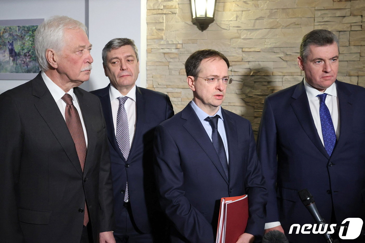 본문 이미지 - 2022년 3월 7일 벨라루스 브레스트 지역에서 러시아와 우크라이나 정부 대표단 간 휴전협상이 열렸을 당시 안드레이 루덴코&#40;왼쪽 두 번째&#41; 러시아 외무차관 모습. 2022. 3. 7. ⓒ 로이터=뉴스1 ⓒ News1 최서윤 기자