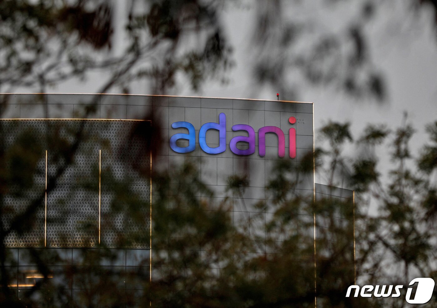 본문 이미지 - 인도 아메다바드에 있는 아다니 그룹의 본사. 로고가 선명하다. ⓒ 로이터=뉴스1 ⓒ News1 박형기 기자