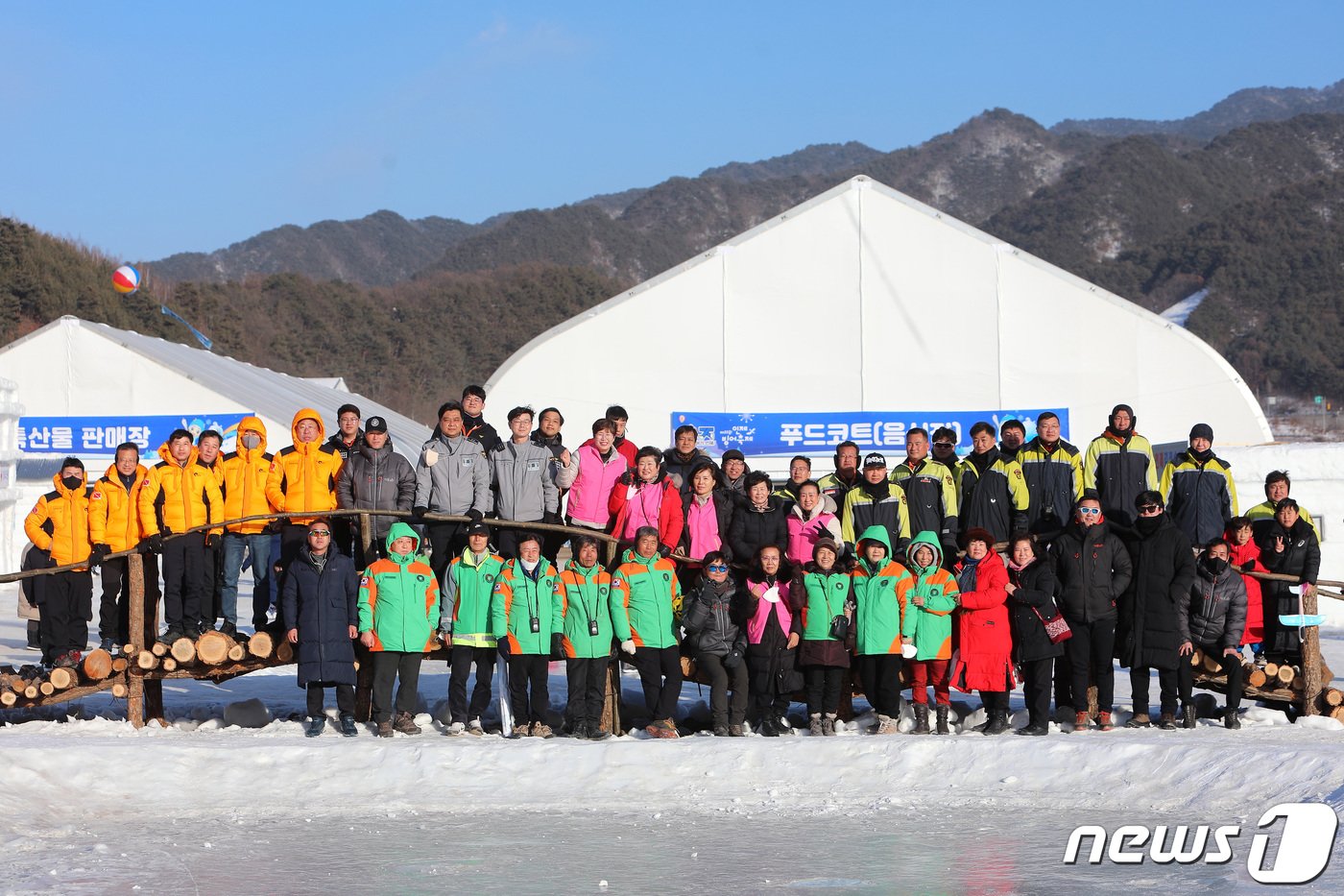 인제빙어축제장 자원봉사자.&#40;인제군 제공&#41; 2023.1.30/뉴스1