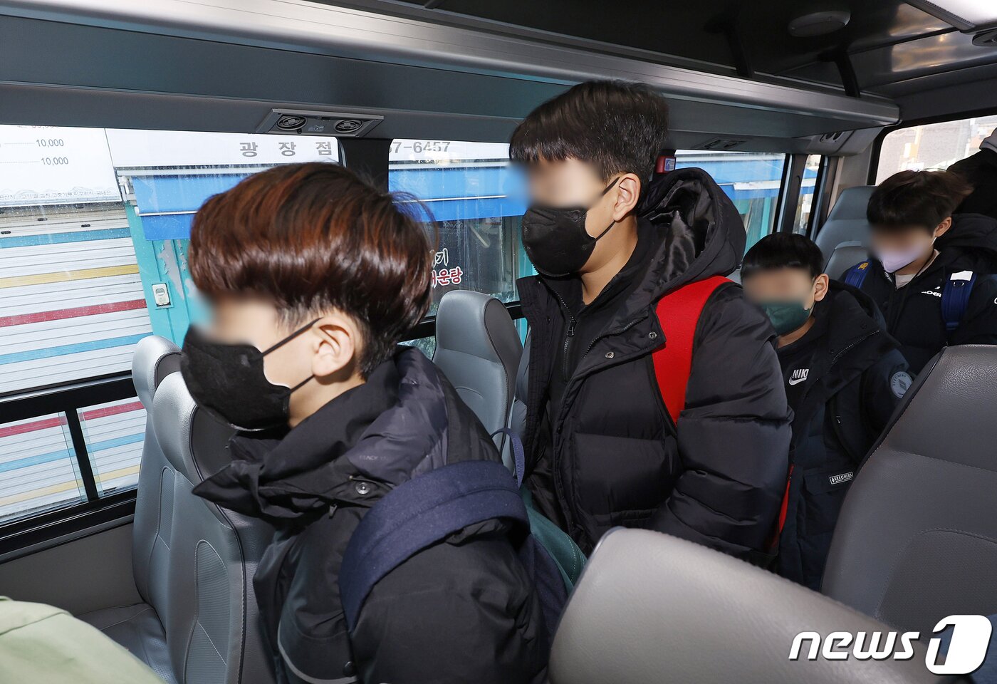 본문 이미지 - 실내 마스크 착용 의무가 해제된 30일 서울 광진구 광장초등학교에서 통학버스 이용으로 마스크를 착용한 어린이들이 버스에서 내리고 있다. 통학버스 내부는 마스크 착용 의무가 유지된다.(공동취재) 2023.1.30/뉴스1 ⓒ News1 장수영 기자