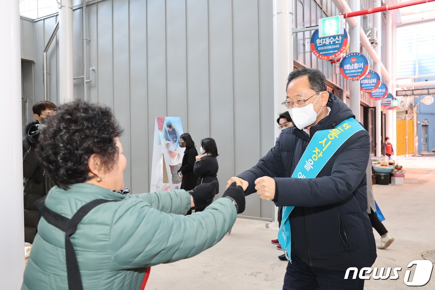 본문 이미지 - 명현관 해남군수가 새롭게 개장한 해남매일시장을 찾아 상인들과 인사하고 있다.&#40;해남군 제공&#41;2023.1.20/뉴스1