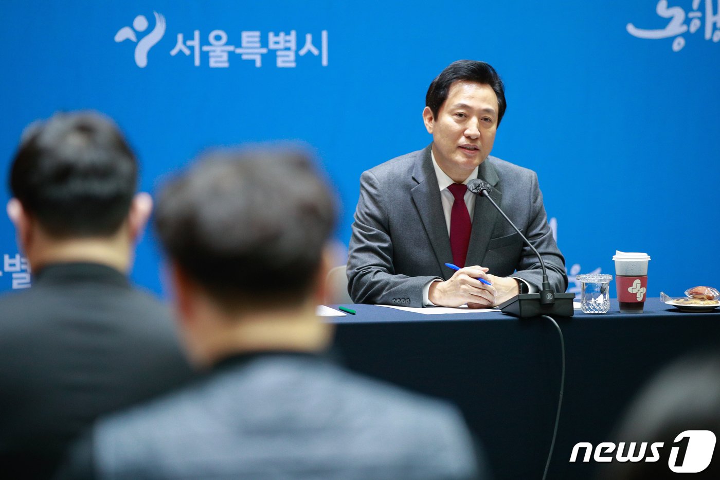 본문 이미지 - 오세훈 서울시장이 1월30일 서울시청에서 열린 출입기자단 신년 기자간담회에서 취재진 질의에 답하고 있다. 2023.1.30/뉴스1 ⓒ News1 안은나 기자