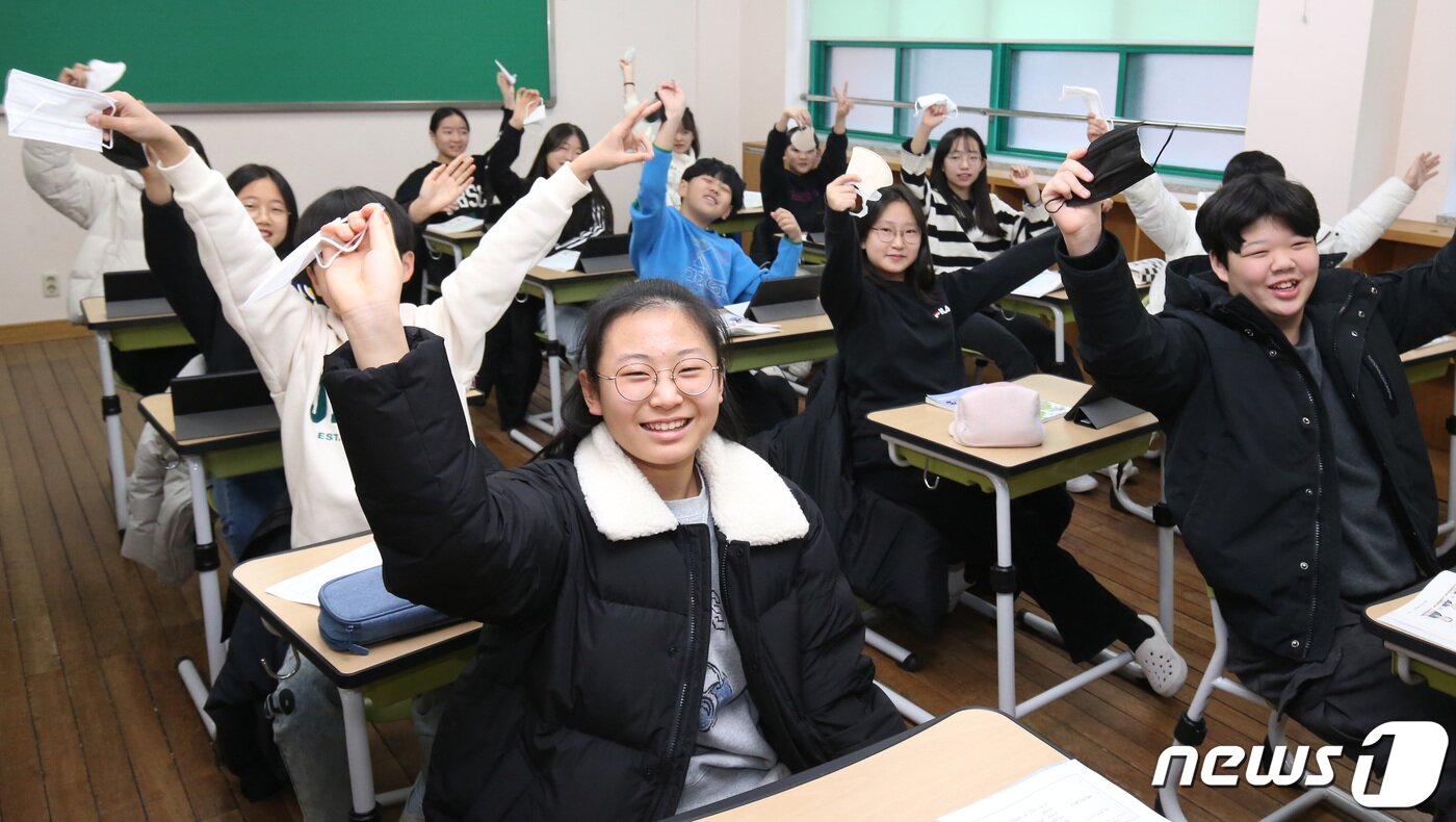 본문 이미지 - 실내 마스크 착용 의무가 해제된 30일 대전 중구 글꽃초등학교 6학년 학생들이 교실에서 마스크를 벗고 수업에 참여하고 있다. 2023.1.30/뉴스1 ⓒ News1 김기태 기자