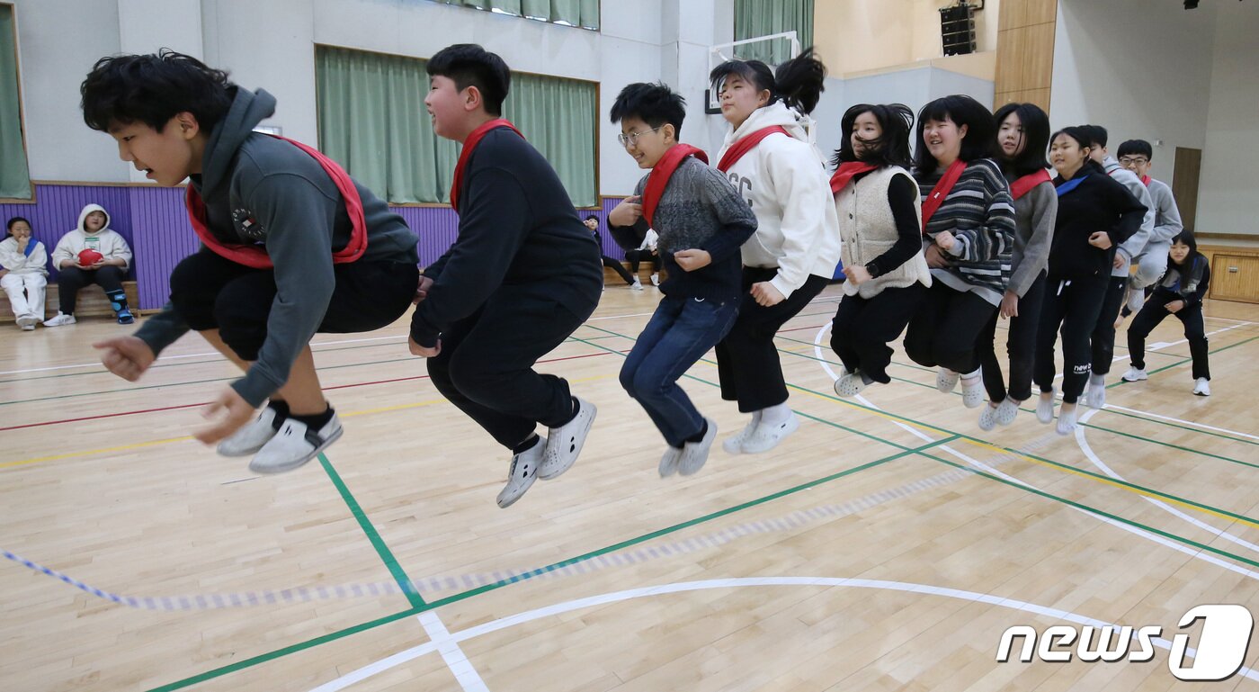 본문 이미지 - 실내 마스크 해제가 시작된 30일 대전 중구 글꽃초등학교 6학년 학생들이 마스크를 벗고 체육활동을 하고 있다. 2023.1.30/뉴스1 ⓒ News1 김기태 기자