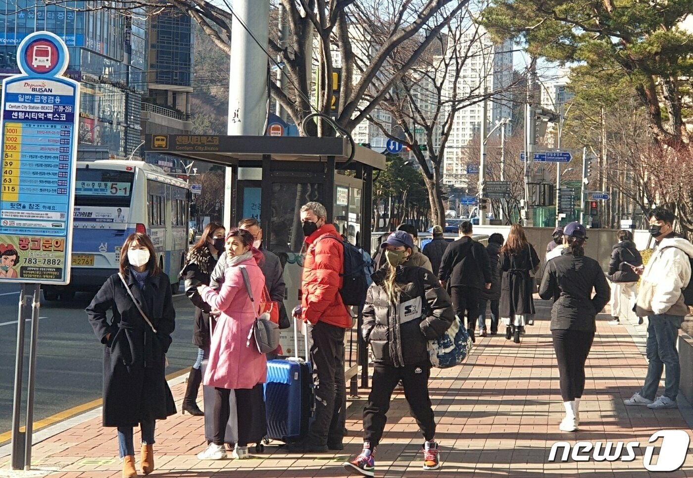 본문 이미지 - 30일 부산 해운대구 벡스코 인근 한 버스 정류장에 대다수 시민들이 마스크를 착용하고 있다.2023.1.30/뉴스1 박명훈 기자