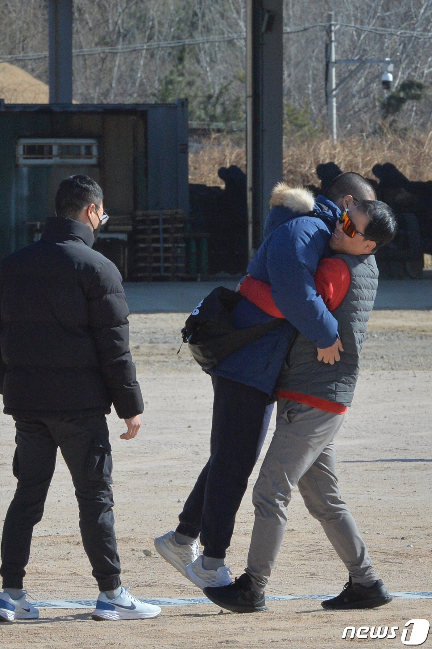 본문 이미지 - 30일 해병대교육훈련단에서 2023년도 새해 첫 입대를 앞둔 아들을 아버지가 안아주고 있다.2023.1.30/뉴스1 ⓒ News1 최창호 기자