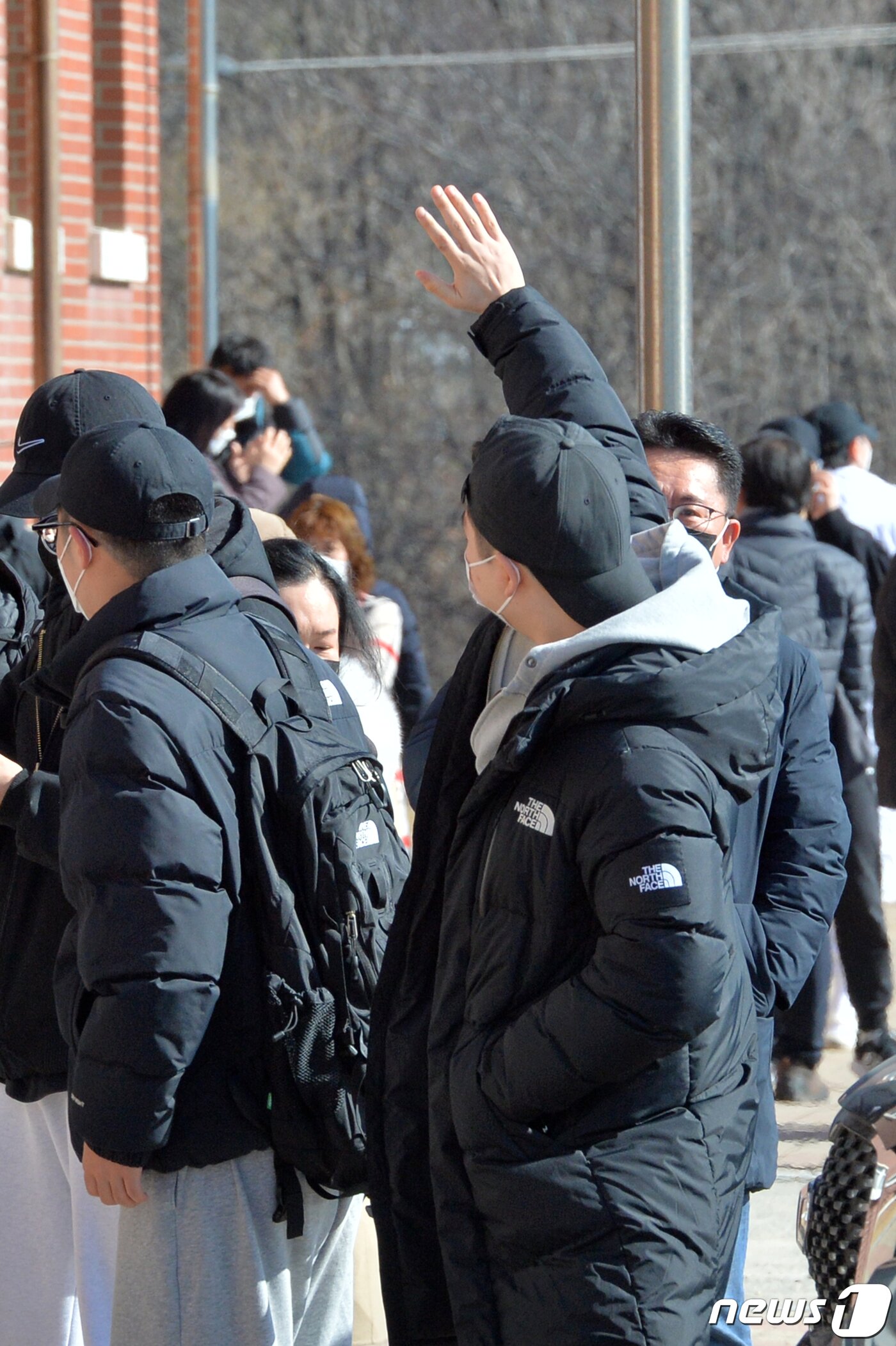 본문 이미지 - 30일 해병대교육훈련단에서 2023년도 새해 첫 입대를 앞둔 신병이 가족들에게 손을 흔들어 인사하고 있다.2023.1.30/뉴스1 ⓒ News1 최창호 기자