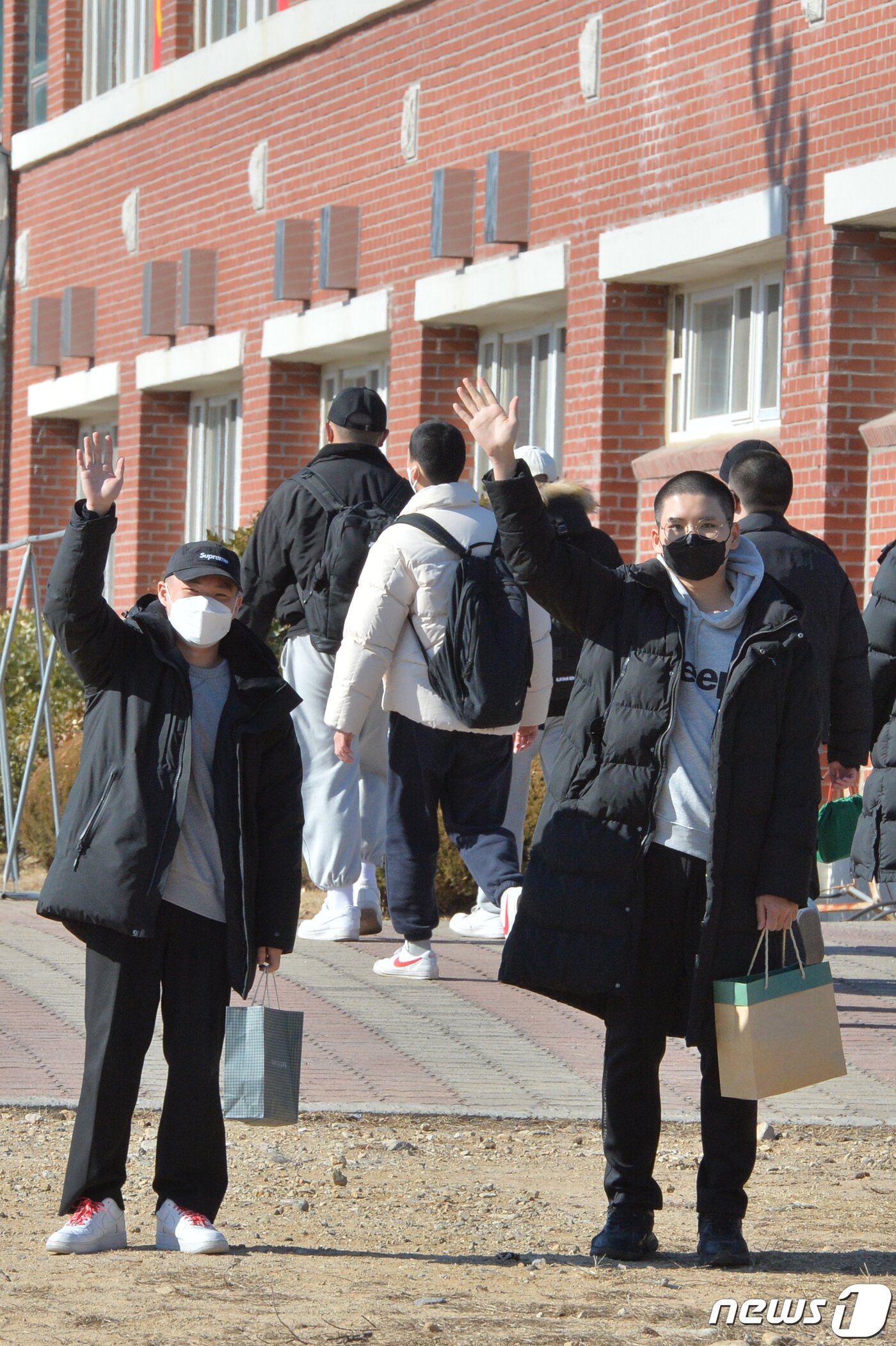 본문 이미지 - 30일 해병대교육훈련단에서 2023년도 새해 첫 입대하는 신병이 가족들에게 손을 흔들어 인사하고 있다..2023.1.30/뉴스1 ⓒ News1 최창호 기자