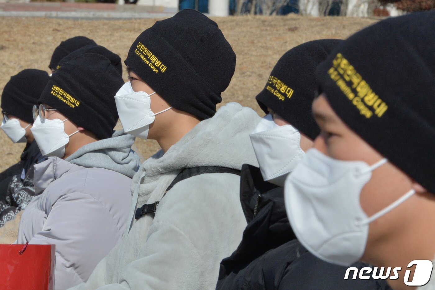 본문 이미지 - 30일 해병대교육훈련단에서 2023년도 새해 첫 입대한 신병들이 교관의 지시 사항을 듣고 있다.2023.1.30/뉴스1 ⓒ News1 최창호 기자