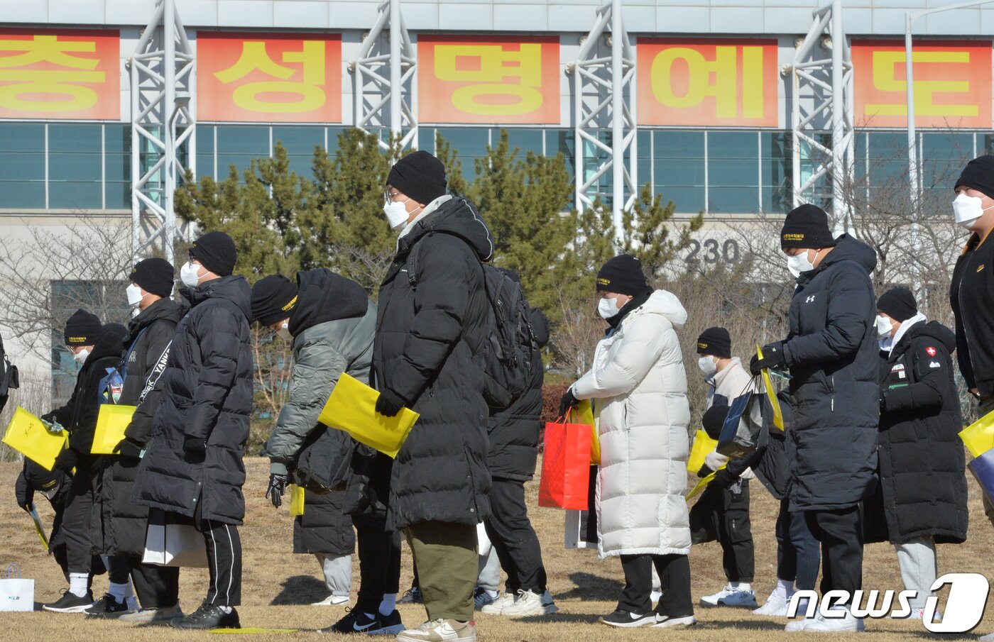 본문 이미지 - 30일 해병대교육훈련단에서 2023년도 새해 첫 입대한 신병들이 교관의 지시에 따라 이동 준비를 하고 있다.2023.1.30/뉴스1 ⓒ News1 최창호 기자