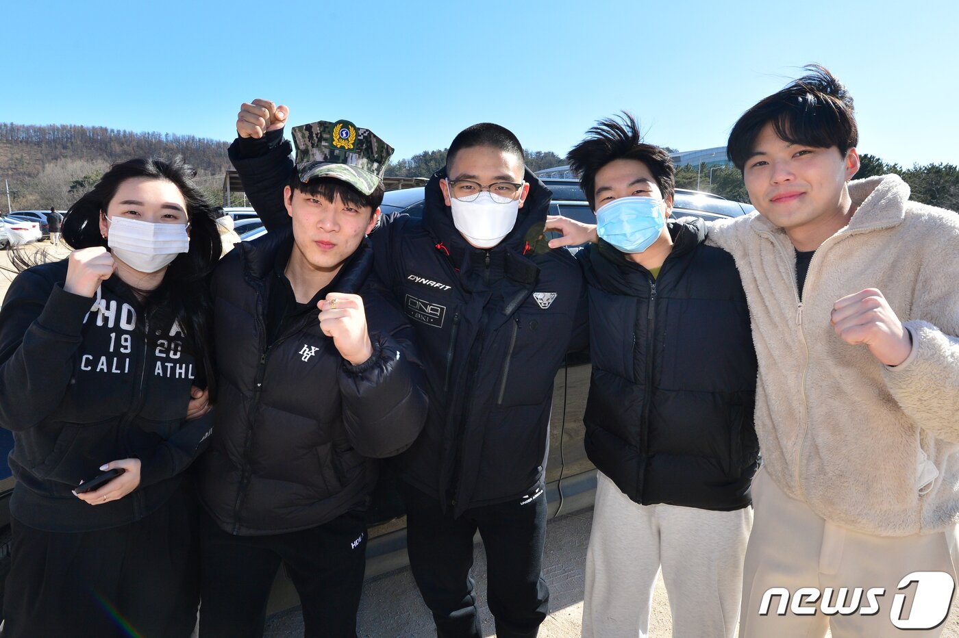 본문 이미지 - 30일 해병대교육훈련단에서 2023년도 새해 첫 입대를 앞둔 신병(가운데)이 가족과 친구들의 배웅을 받고 있다..2023.1.30/뉴스1 ⓒ News1 최창호 기자