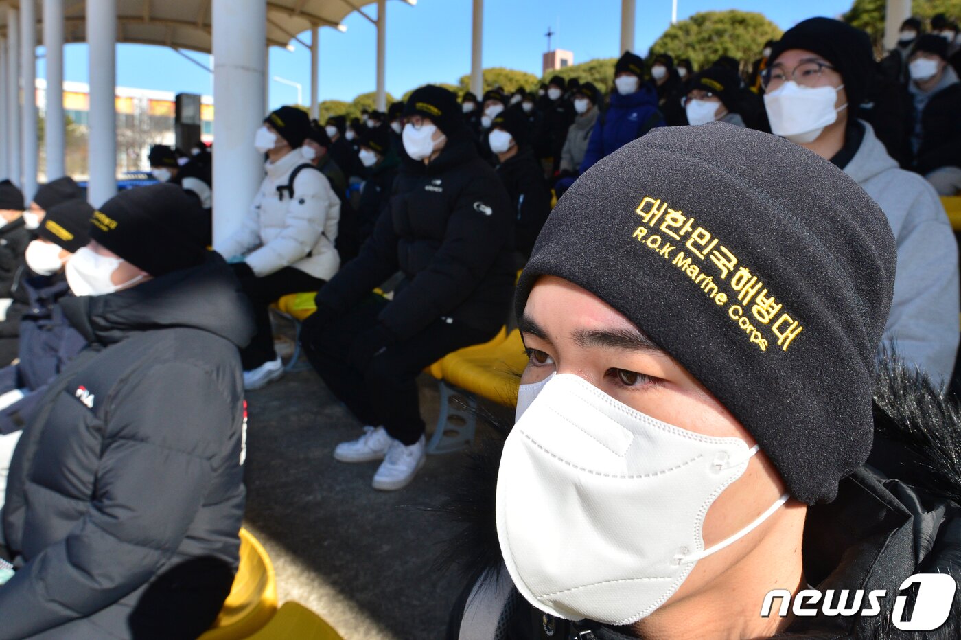 본문 이미지 - 30일 해병대교육훈련단에서 2023년도 새해 첫 입대한 신병들이 교관의 지시 사항을 듣고 있다.2023.1.30/뉴스1 ⓒ News1 최창호 기자