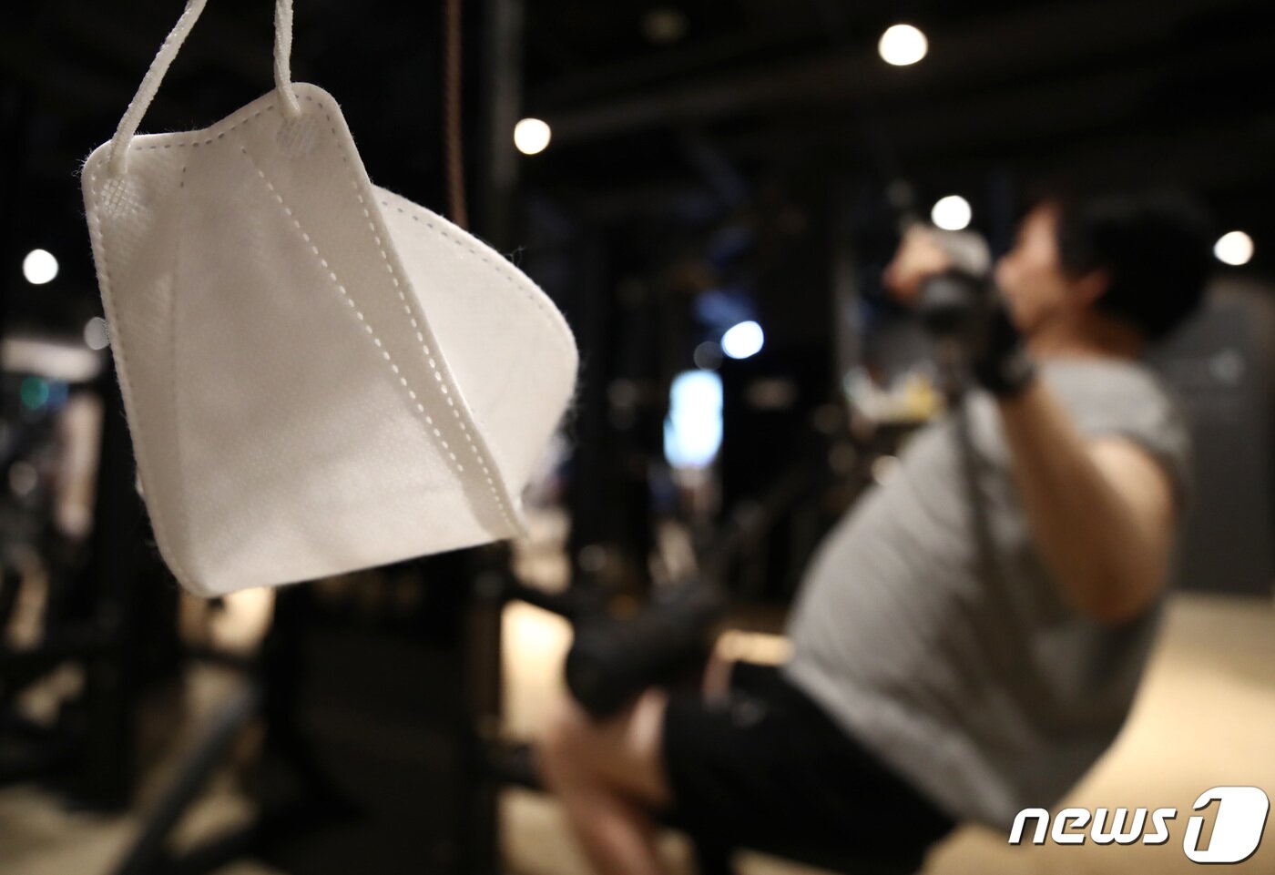 본문 이미지 - 실내 마스크 착용 의무 해제 첫 날인 30일 오후 서울 마포구 머슬마인드 피트니스센터에서 시민들이 마스크를 벗고 운동을 하고 있다. 2023.1.30/뉴스1 ⓒ News1 김민지 기자