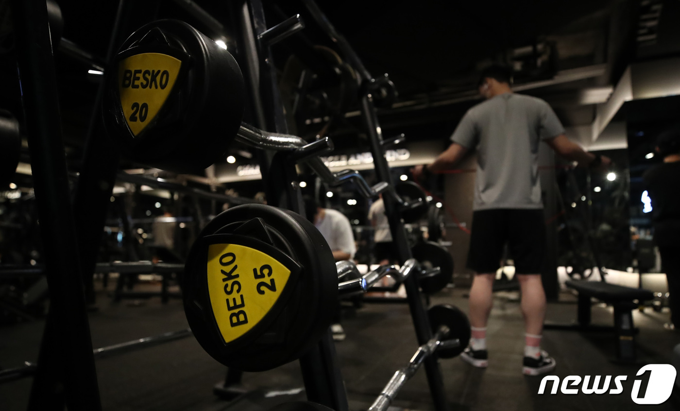 (서울=뉴스1) 김민지 기자 = 실내 마스크 착용 의무 해제 첫 날인 30일 오후 서울 마포구 머슬마인드 피트니스센터에서 시민들이 운동을 하고 있다. 2023.1.30/뉴스1