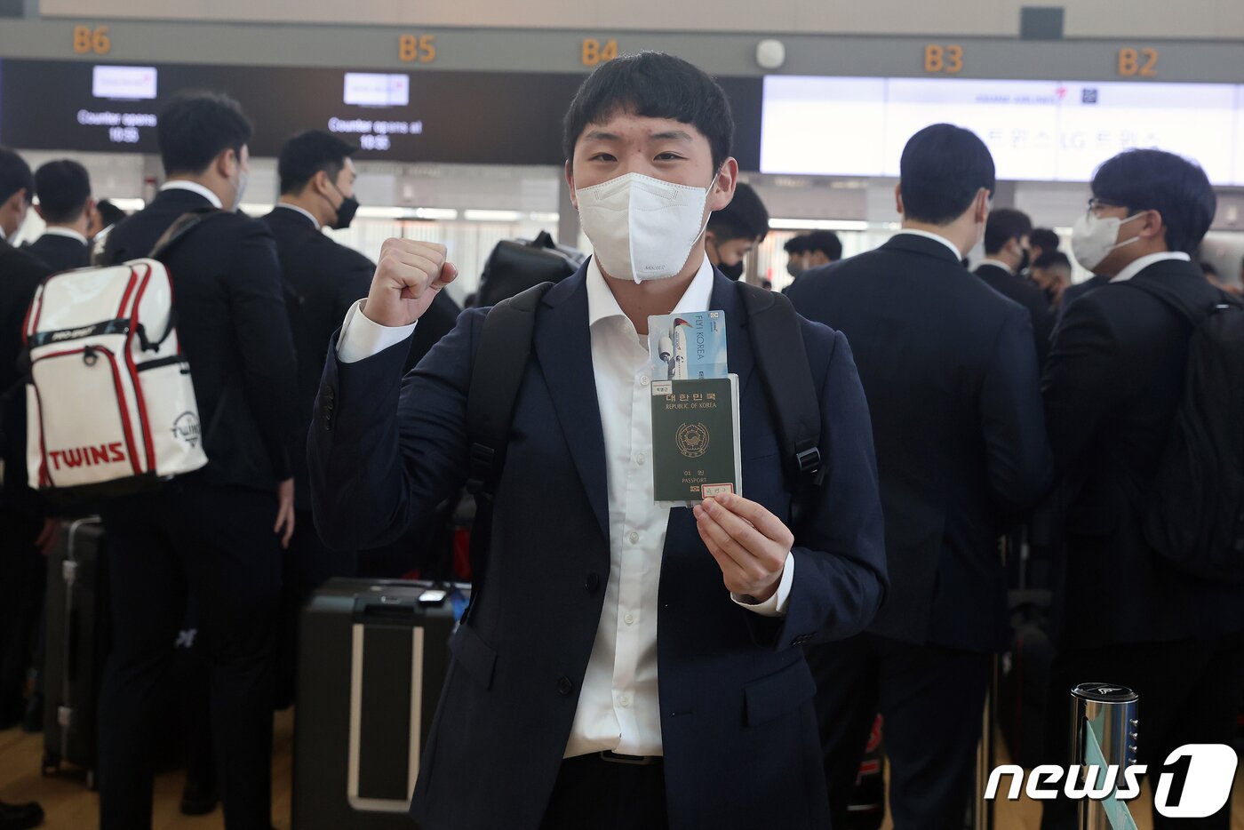 본문 이미지 - LG 트윈스 신인 박명근이 30일 오전 인천국제공항 제1여객터미널 출국장에서 스프링 캠프지인 미국 애리조나주 스코츠데일로 떠나기 위해 출국 수속 후 포즈를 취하고 있다. (LG트윈스 제공) 2023.1.30/뉴스1 ⓒ News1 김진환 기자