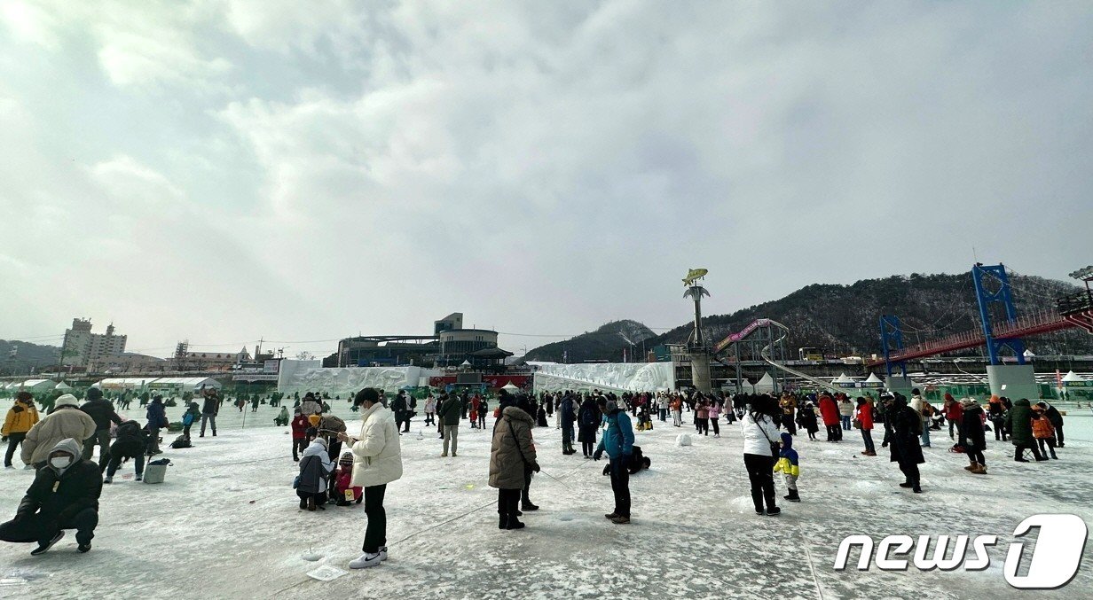 29일 화천산천어축제 폐막일 외국인 낚시터 현장.&#40;화천군 제공&#41;