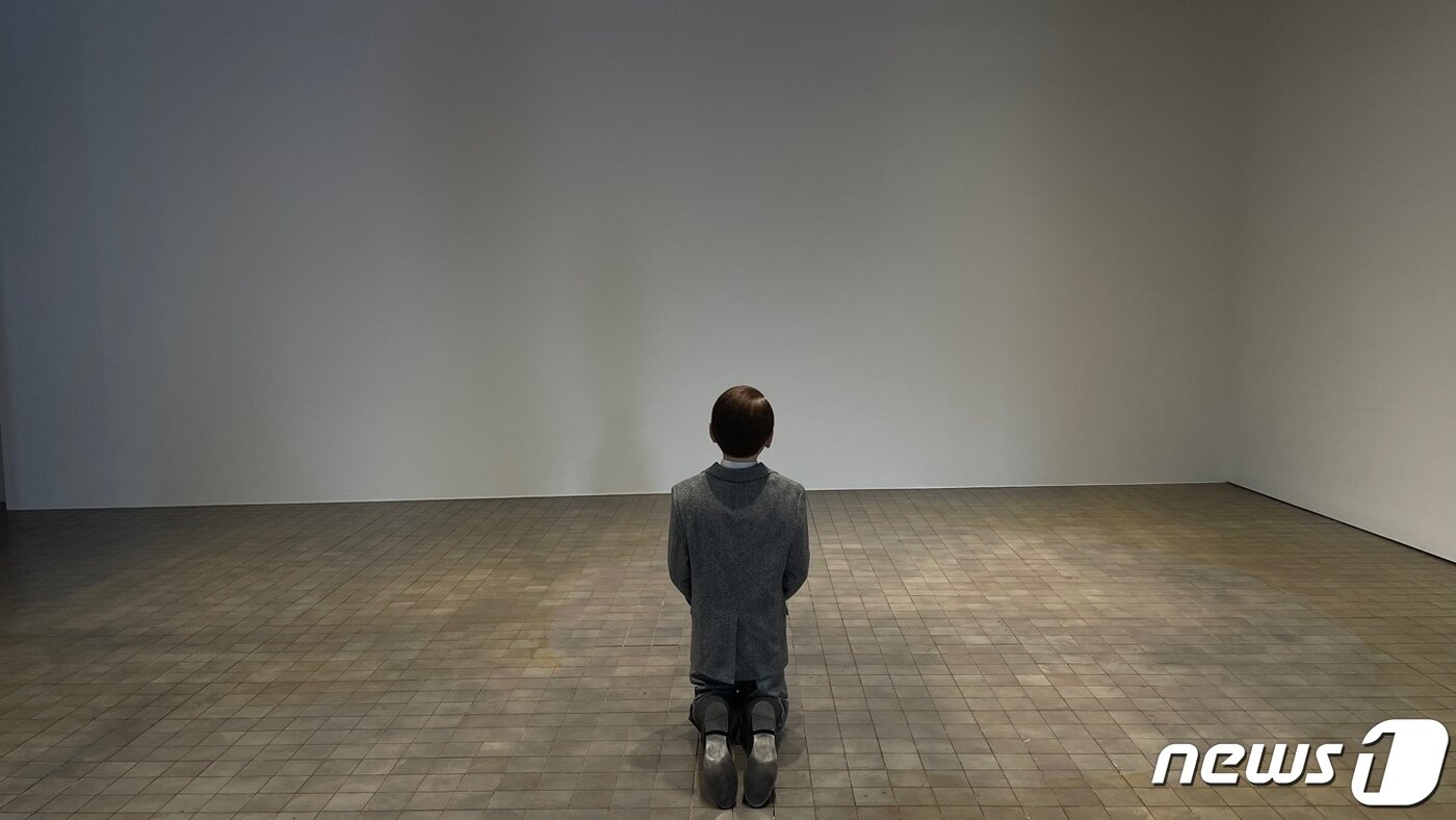 본문 이미지 -  이탈리아 작가 마우리치오 카텔란이 한국을 찾았다. 현대미술계의 가장 논쟁적인 작가로 꼽히는 그의 작품 '그'(Him)가 전시된 모습. 2023.1.30/뉴스1 ⓒ 뉴스1 김일창 기자