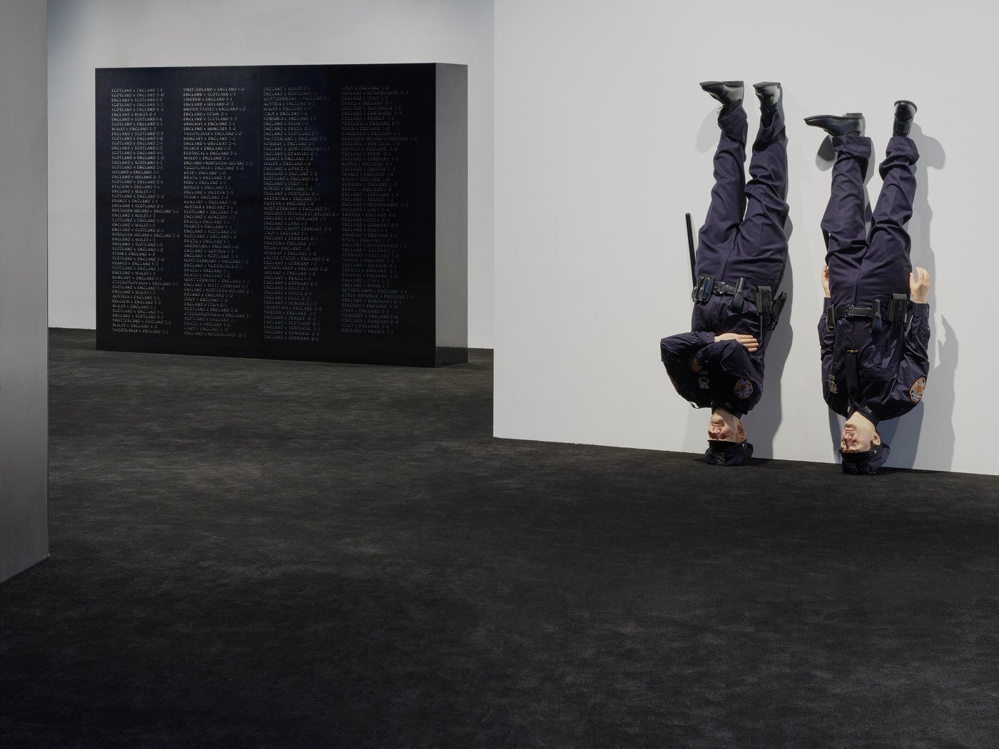 본문 이미지 -  WE 전경 5_Courtesy of Maurizio Cattelan_사진 김경태 Kim Kyoungtae (리움미술관 제공)