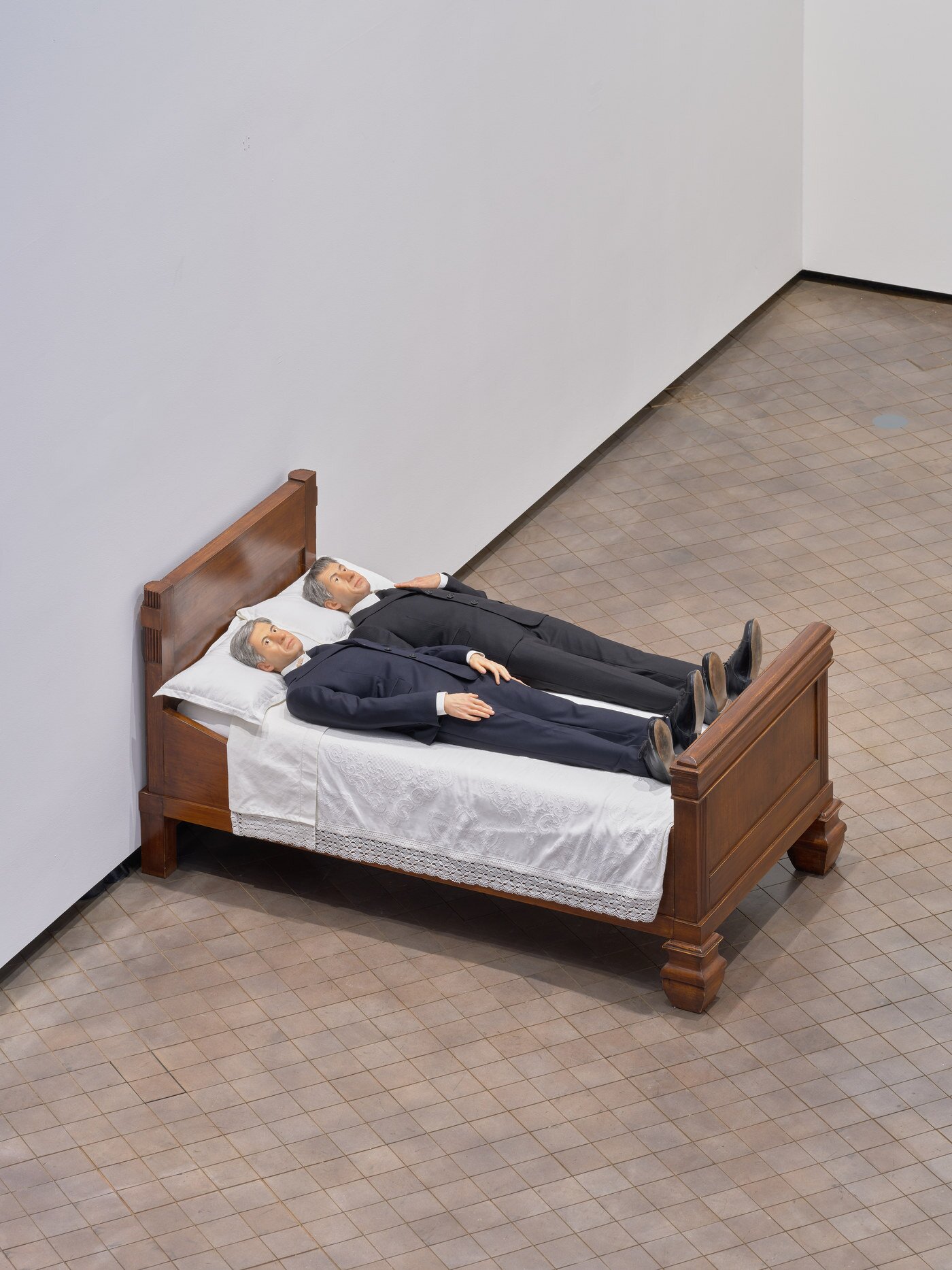 본문 이미지 -  우리_2010_나무, 유리섬유, 폴리우레탄 고무, 옷, 신발_78.5x151x80cm (리움미술관 제공)