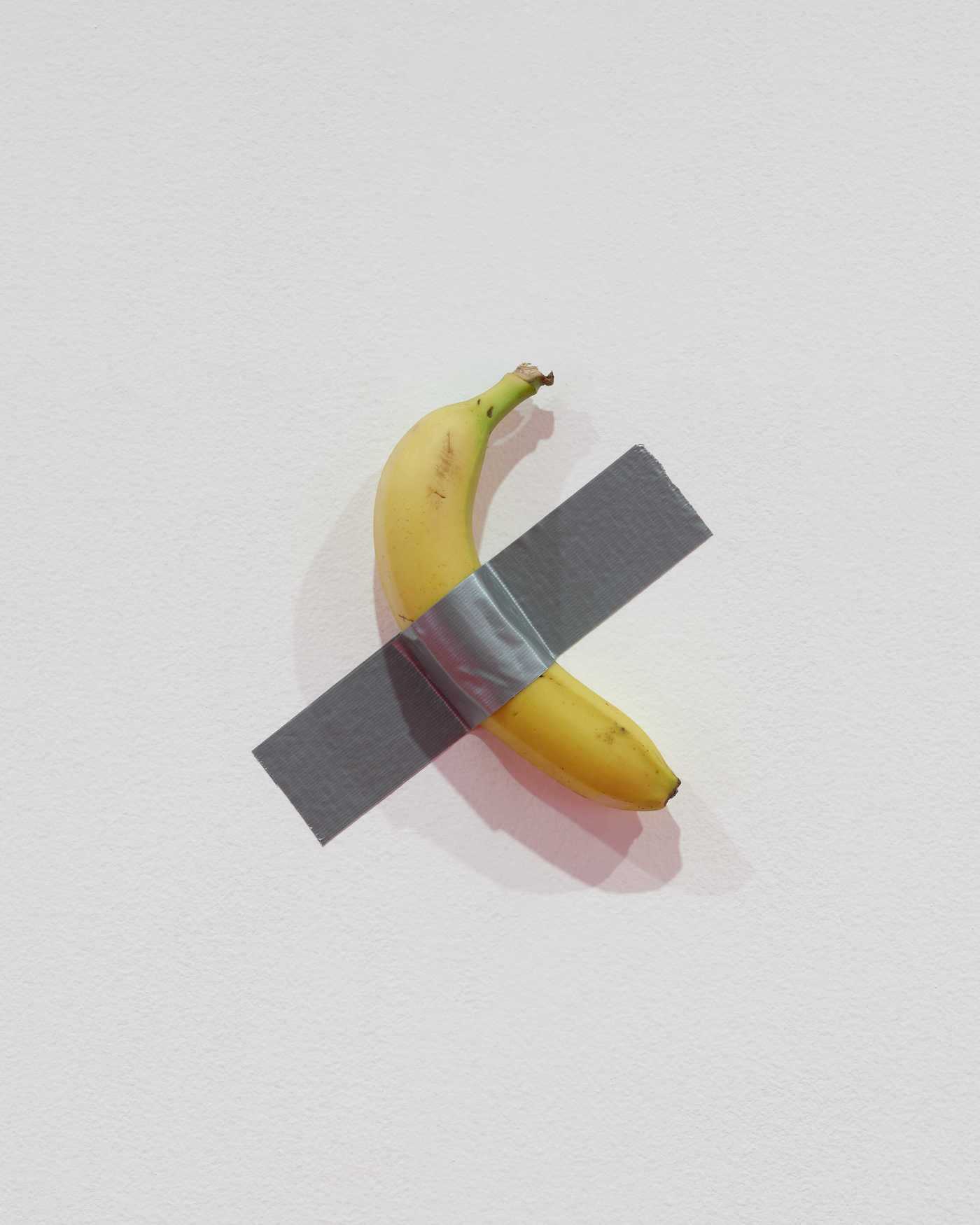 본문 이미지 -  코미디언_2019_생 바나나, 덕테이프_가변크기_Courtesy of Maurizio Cattelan_사진 김경태 Kim Kyoungtae (리움미술관 제공)