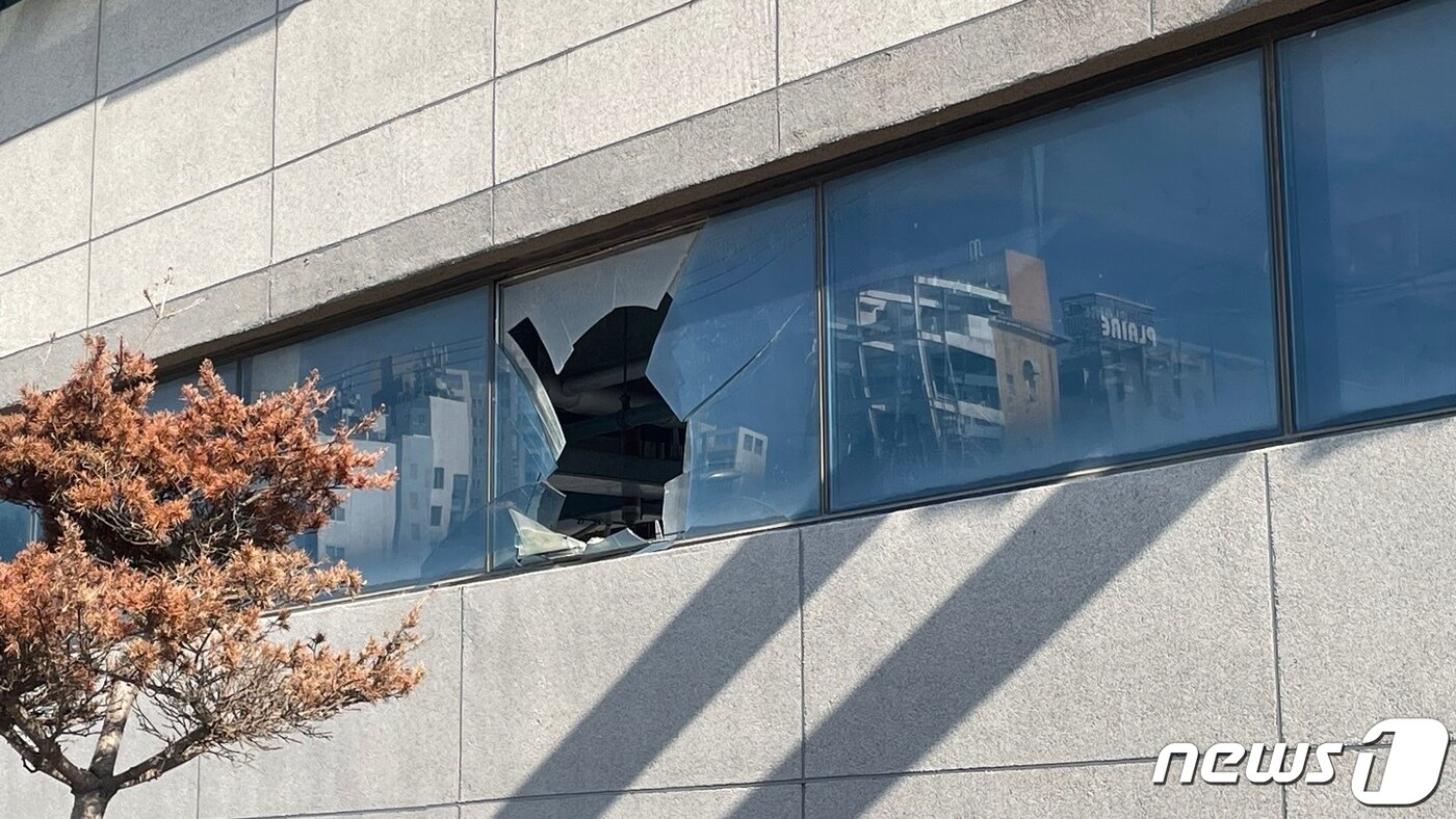 본문 이미지 -  유리창이 깨진 채로 방치돼 있는 부산 해운대구 송정마리나 시설. 2023.01.30 ⓒ 뉴스1 강승우 기자