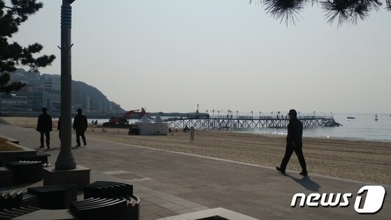 본문 이미지 - 지난 2019년 4월 해운대구청이 민간사업자가 해운대해수욕장 일대에 설치한 설치물을 철거하고 있는 모습(사업자 측 제공) /뉴스1 DB