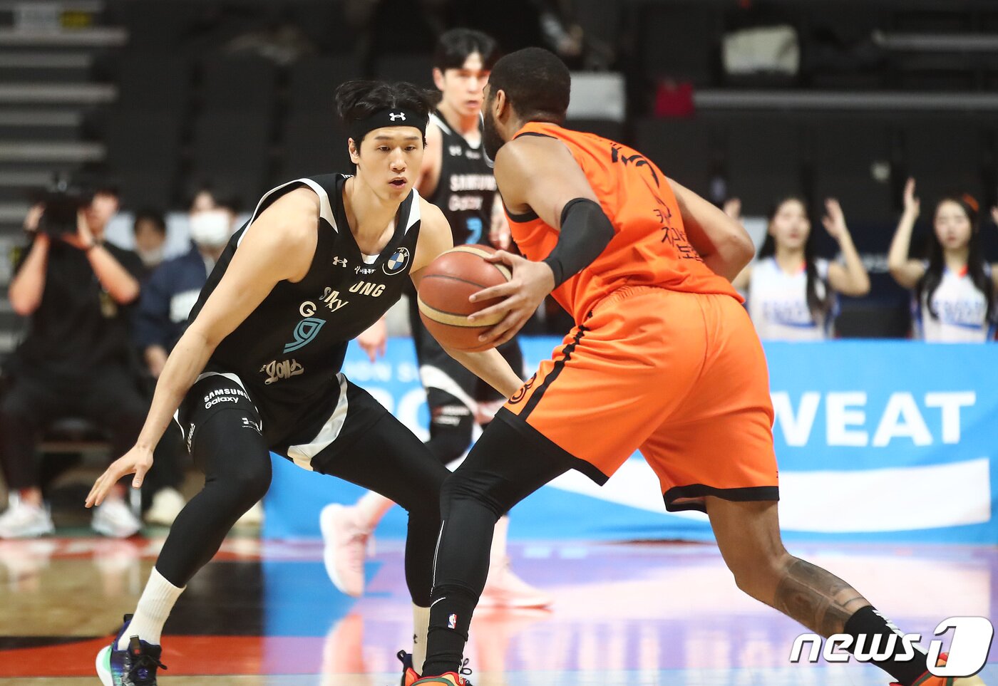 본문 이미지 - 30일 오후 경기도 고양시 고양체육관에서 열린 'SKT 에이닷 프로농구 2022-2023 KBL' 고양 캐롯과 서울 삼성의 경기에서 삼성 장민국과 캐롯 디드릭 로슨이 볼다툼을 하고 있다. 2023.1.30/뉴스1 ⓒ News1 김민지 기자