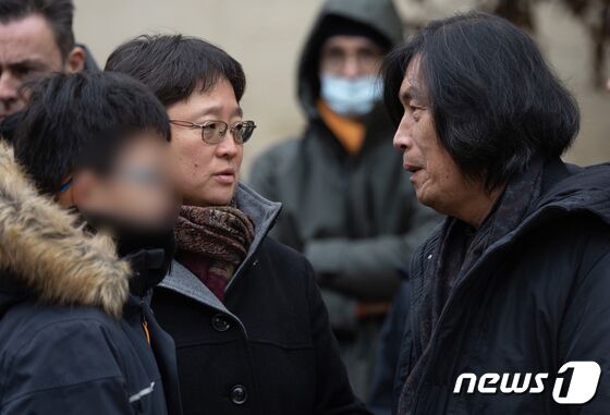 30일 오전(현지시간) 프랑스 파리 동편 외곽 뱅센 노트르담 성당에서 열린 배우 고(故) 윤정희의 장례식에 이창동 감독이 참석하고 있다. 2023.1.30/뉴스1 © News1 이준성 기자