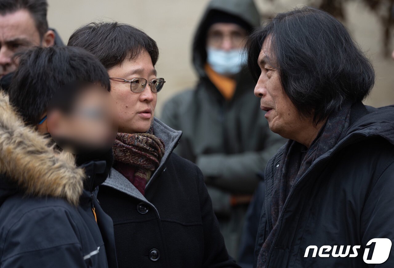 본문 이미지 - 30일 오전(현지시간) 프랑스 파리 동편 외곽 뱅센 노트르담 성당에서 열린 배우 고(故) 윤정희의 장례식에 이창동 감독이 참석하고 있다. 2023.1.30/뉴스1 ⓒ News1 이준성 기자