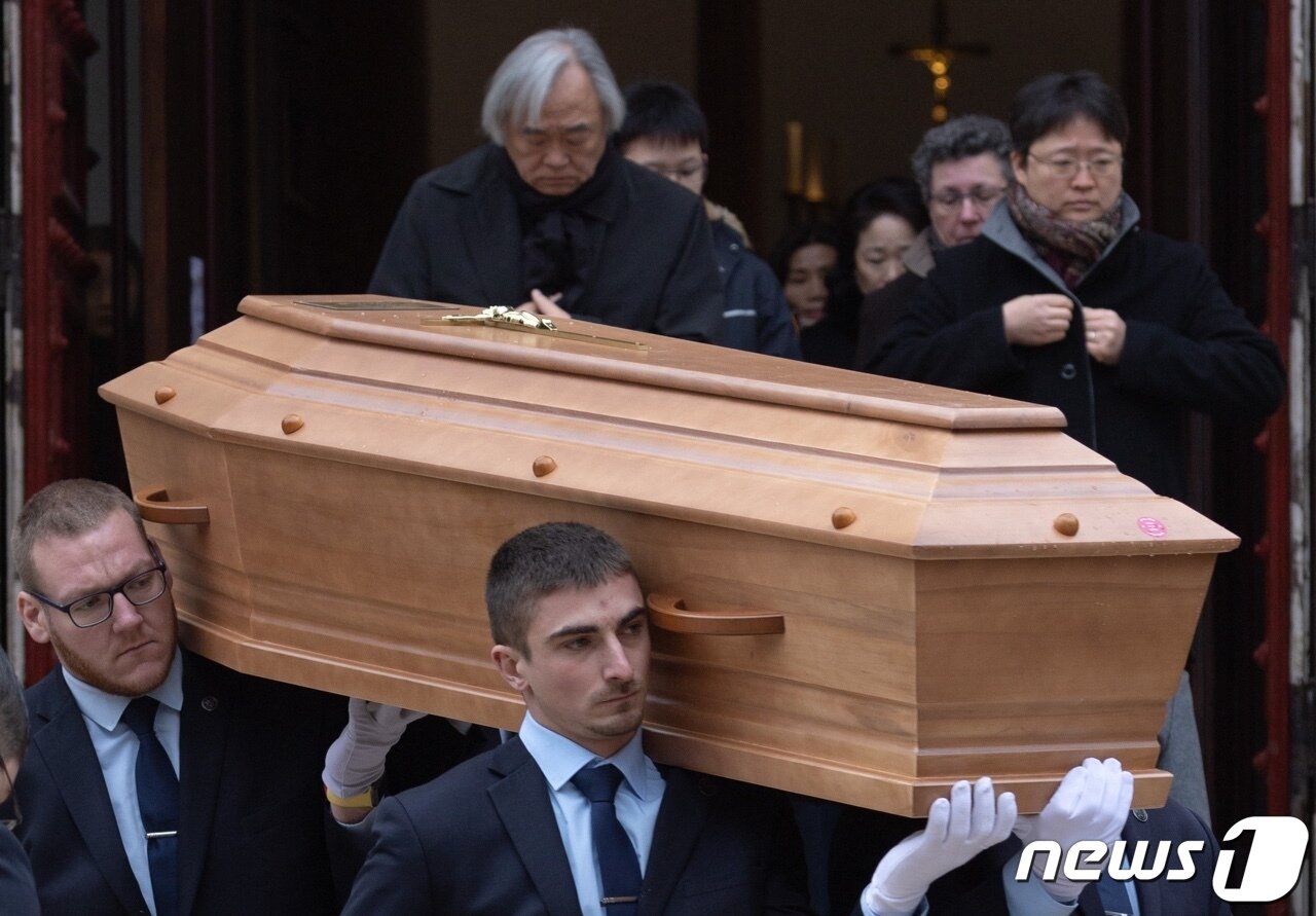 본문 이미지 - 30일 오전(현지시간) 프랑스 파리 동편 외곽 뱅센 노트르담 성당에서 배우 고(故) 윤정희의 장례식이 거행되고 있다. 2023.1.30/뉴스1 ⓒ News1 이준성 기자