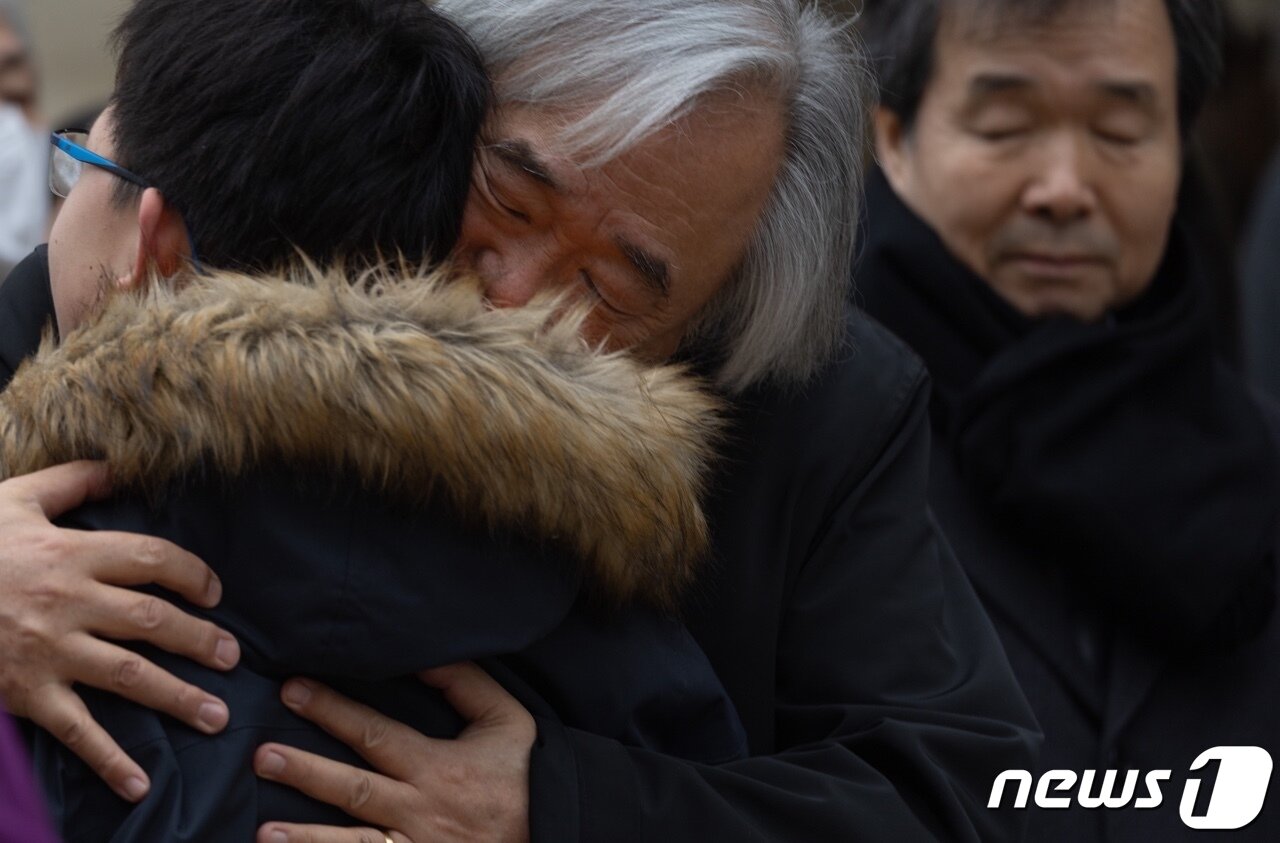 본문 이미지 - 30일 오전(현지시간) 프랑스 파리 동편 외곽 뱅센 노트르담 성당에서 열린 배우 고(故) 윤정희의 장례식에서 고인의 배우자인 피아니스트 백건우가 눈시울을 붉히고 있다. 2023.1.30/뉴스1 ⓒ News1 이준성 기자