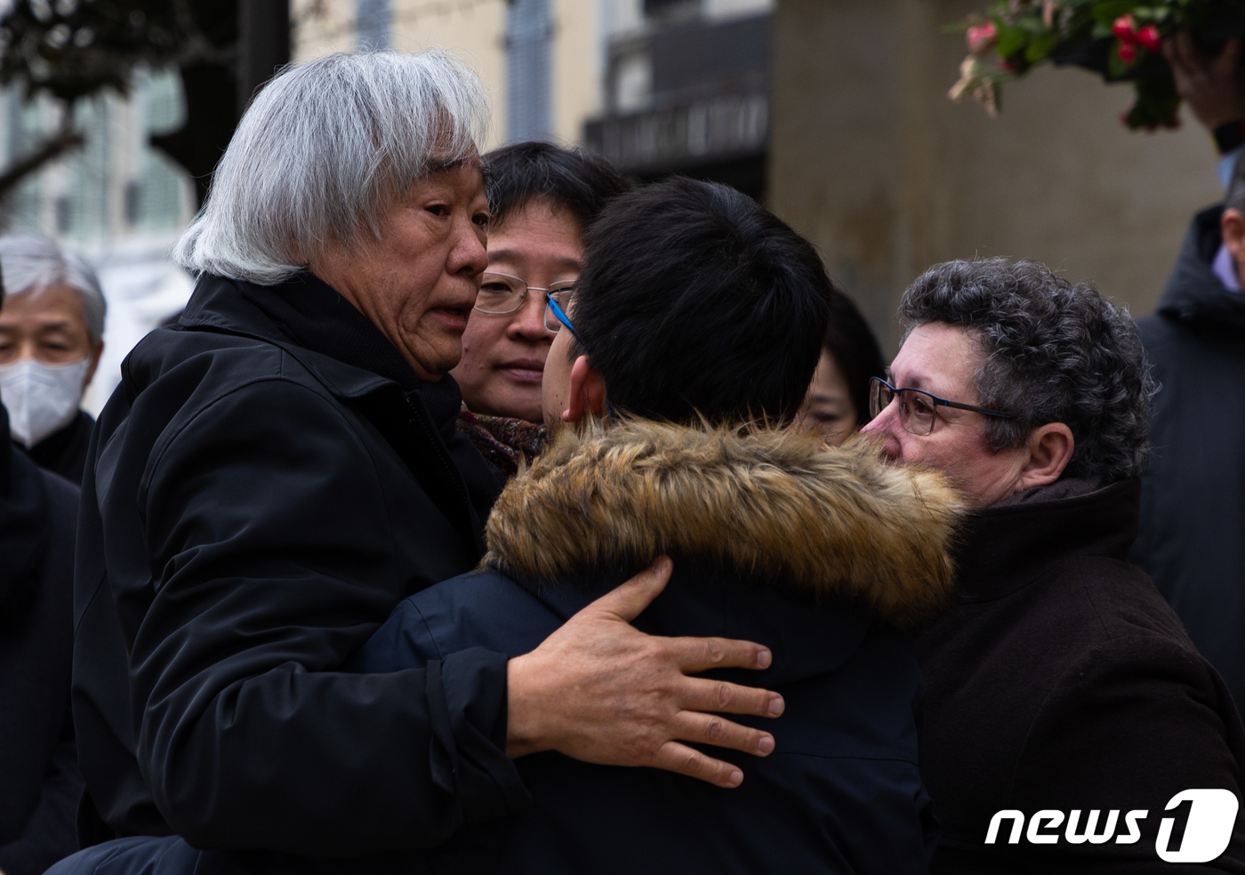 (파리=뉴스1) 이준성 기자 = 30일 오전(현지시간) 프랑스 파리 동편 외곽 뱅센 노트르담 성당 앞에서 영화배우 故 윤정희의 장례미사가 끝난 뒤 고인의 남편인 피아니스트 백건우가 …