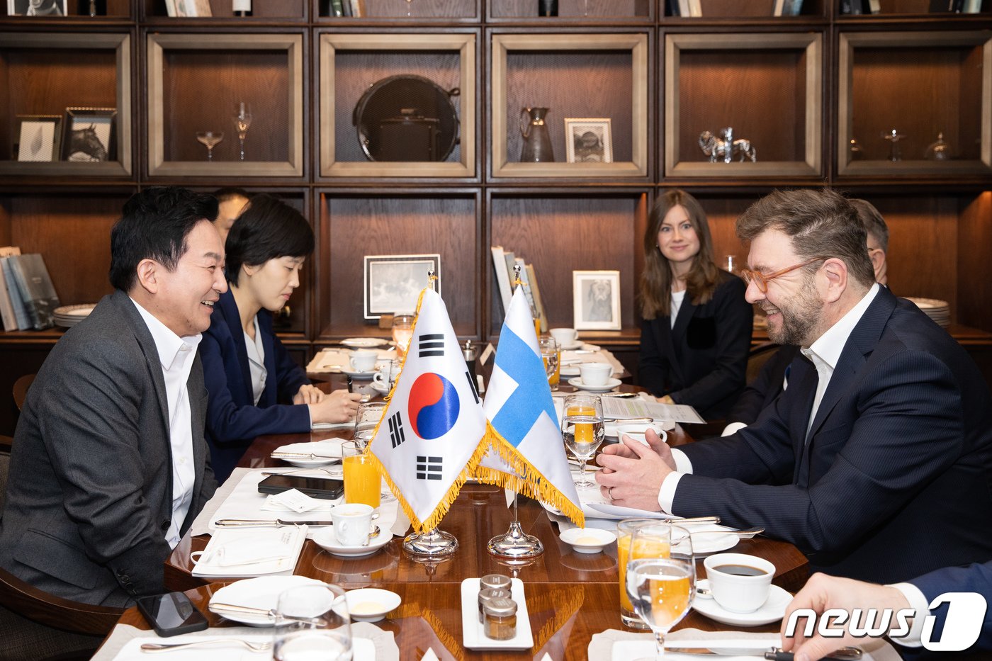 원희룡 국토교통부 장관이 31일 오전 서울 웨스틴조선호텔에서 티모 하라카 핀란드 교통통신부 장관과 미래 모빌리티에 대한 비전을 논의하고 있다. &#40;국토교통부 제공&#41; 2023.1.31/뉴스1