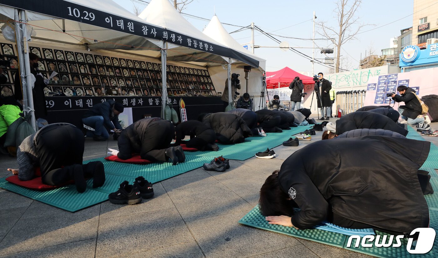 본문 이미지 - 이태원 참사 100일 집중추모주간인 31일 오전 서울 용산구 녹사평역 인근에 마련된 10·29 합동분향소에서 유가족들과 시민들이 희생자들의 평안한 안식을 기원하는 159배를 하고 있다. 2023.1.31/뉴스1 ⓒ News1 이동해 기자