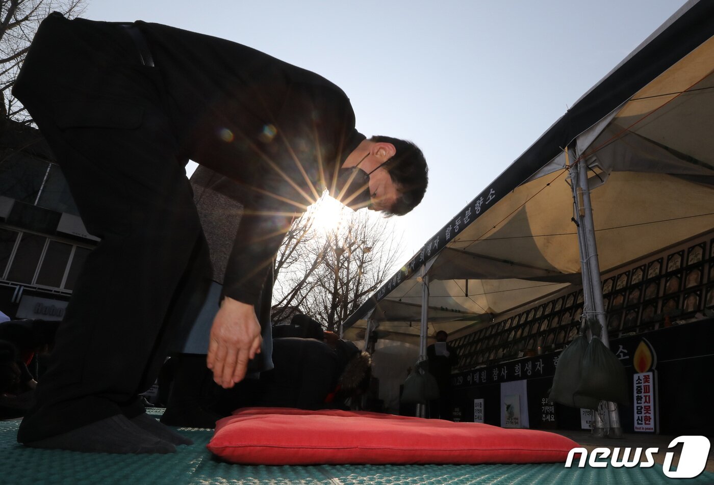 본문 이미지 - 이태원 참사 100일 집중추모주간인 31일 오전 서울 용산구 녹사평역 인근에 마련된 10·29 합동분향소에서 유가족들과 시민들이 희생자들의 평안한 안식을 기원하는 159배를 하고 있다. 2023.1.31/뉴스1 ⓒ News1 이동해 기자