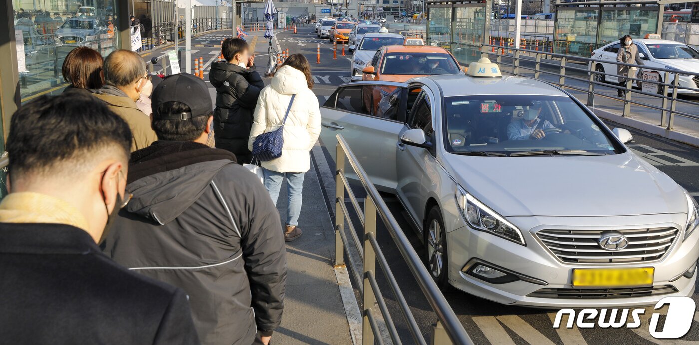본문 이미지 - 서울 중형택시 기본요금이 2월 1일 오전 4시부터 3천800에서 4천800원으로 1천원(26%) 인상된다. 중형택시의 기본요금 인상과 함께 기본거리는 현행 2km에서 1.6km로 줄어든다. 사진은 31일 오전 서울역 택시승강장에서 시민들이 택시를 이용하는 모습. 2023.1.31뉴스1 ⓒ News1 김도우 기자