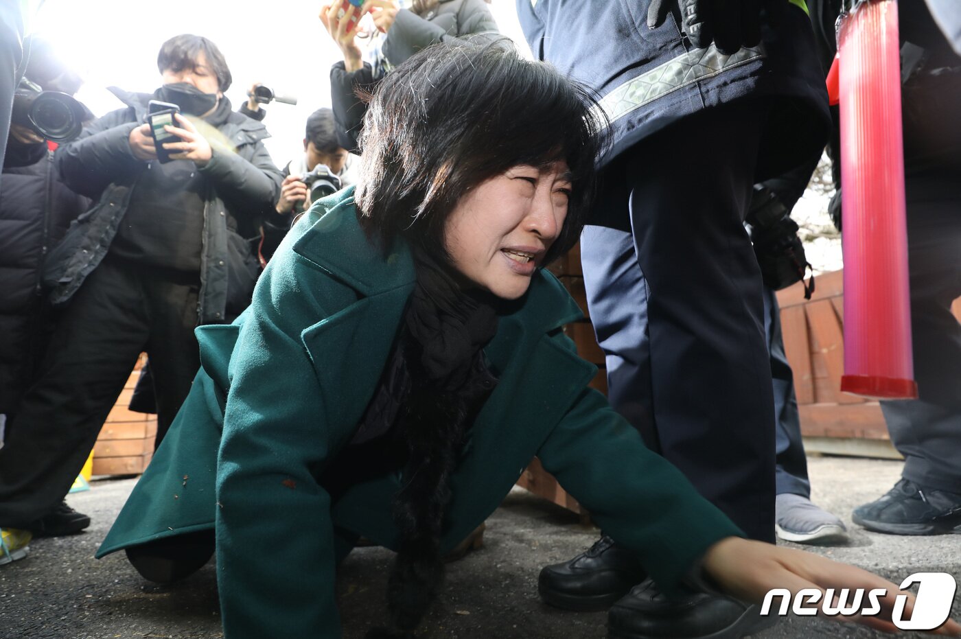 본문 이미지 - 이태원 참사로 숨진 故 이지한 씨의 어머니 조미은 씨가 31일 서울 용산구 대통령 집무실 앞에서 윤 대통령 면담 등을 요구하며 진입을 시도, 경찰과 충돌하고 있다. 2023.1.31/뉴스1 ⓒ News1 이동해 기자