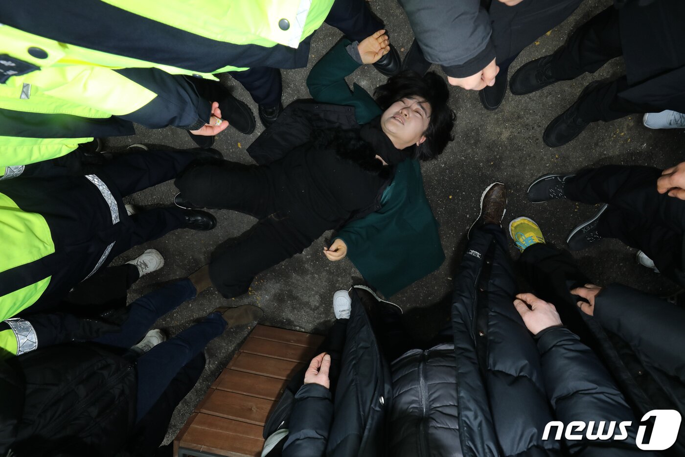 본문 이미지 - 이태원 참사로 숨진 故 이지한 씨의 어머니 조미은 씨가 31일 서울 용산구 대통령 집무실 앞에서 윤 대통령 면담 등을 요구하며 바닥에 눕고 있다. 2023.1.31/뉴스1 ⓒ News1 이동해 기자