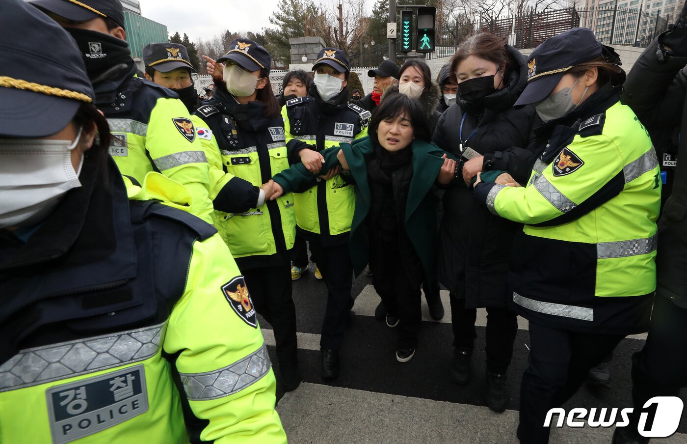 본문 이미지 - 이태원 참사로 숨진 故 이지한 씨의 어머니 조미은 씨가 31일 서울 용산구 대통령 집무실 앞에서 윤 대통령 면담 등을 요구하며 진입을 시도하다 경찰에 의해 제지되고 있다. 2023.1.31/뉴스1 ⓒ News1 이동해 기자