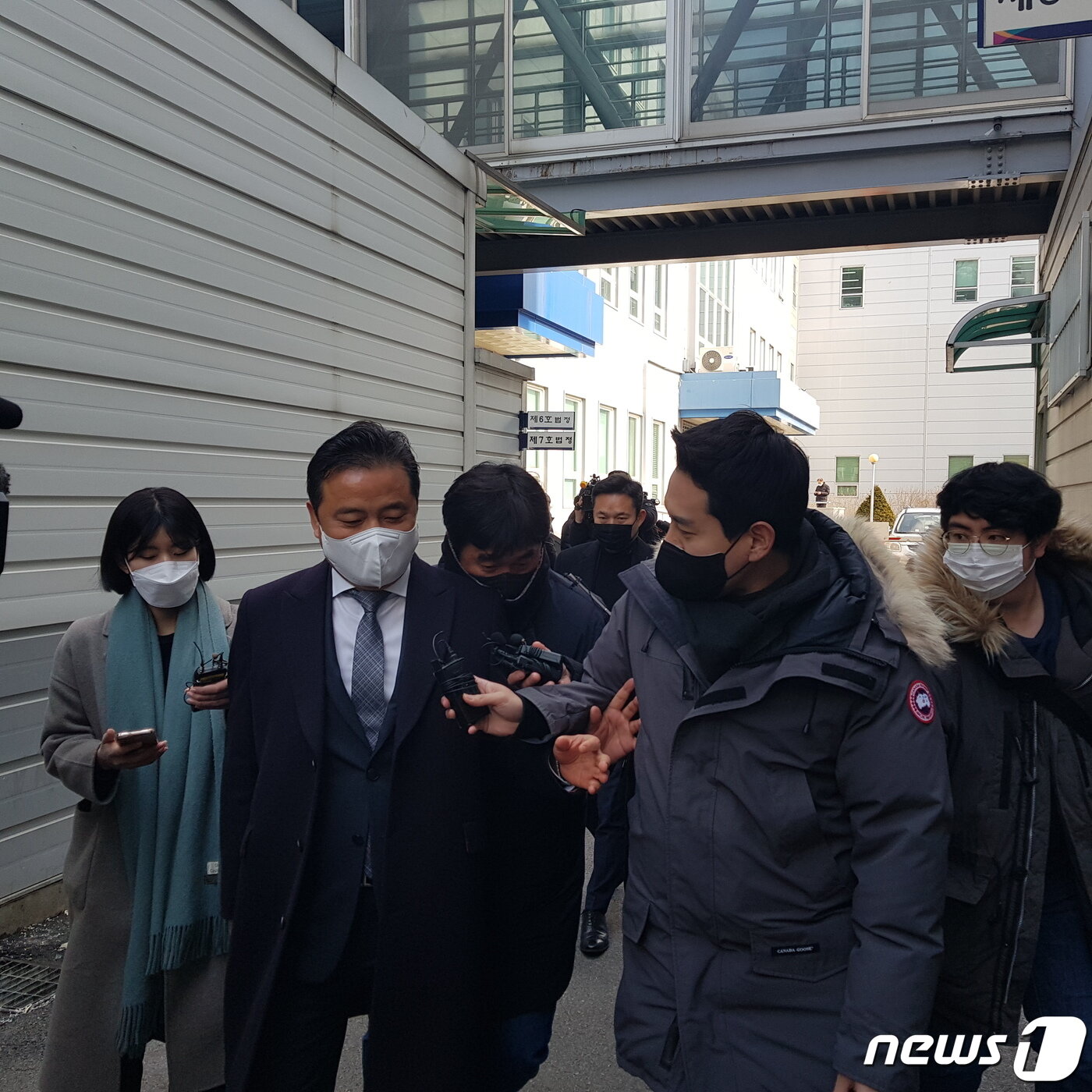 본문 이미지 - 검찰이 공직선거법 위반 혐의로 불구속 기소한 임종성(더불어민주당, 경기 광주을) 국회의원이 선고공판에 참석하기 위해 수원지법 성남지원으로 출석하고 있다. ⓒ News1 김평석 기자