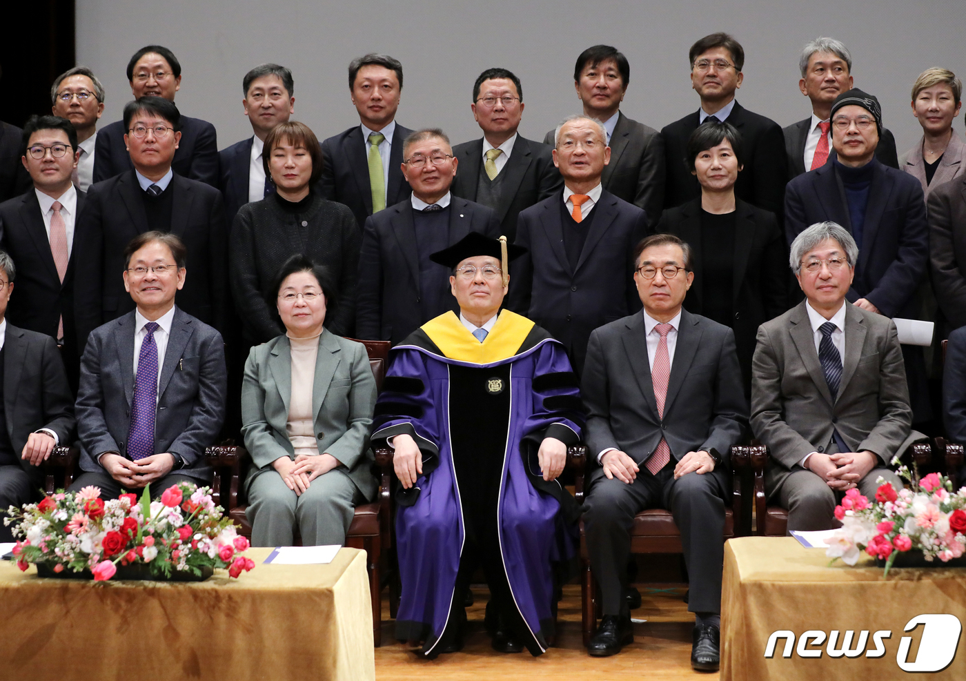 (서울=뉴스1) 김진환 기자 = 오세정 서울대학교 총장이 31일 오후 서울 관악구 서울대학교 관악캠퍼스 문화관에서 열린 이임식을 마친 후 교직원들과 기념 촬영을 하고 있다. 202 …