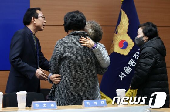 헤어진 뒤 서로 찾지 못하던 장기 실종 가족 장택훈, 장희재, 장경인, 장희란 남매가 31일 오후 서울 동작경찰서에서 58년 만에 다시 만나 끌어안고 있다. 동작경찰서는 아동권리보장원과 함께 경찰 DNA 대조 등을 통해 지난 1965년 3월께 서울 노원구 태릉 부근에서 실종된 4남매 중 여동생 2명을 모두 찾아 이날 재회하는 자리를 마련했다. 2023.1.31/뉴스1 © News1 구윤성 기자