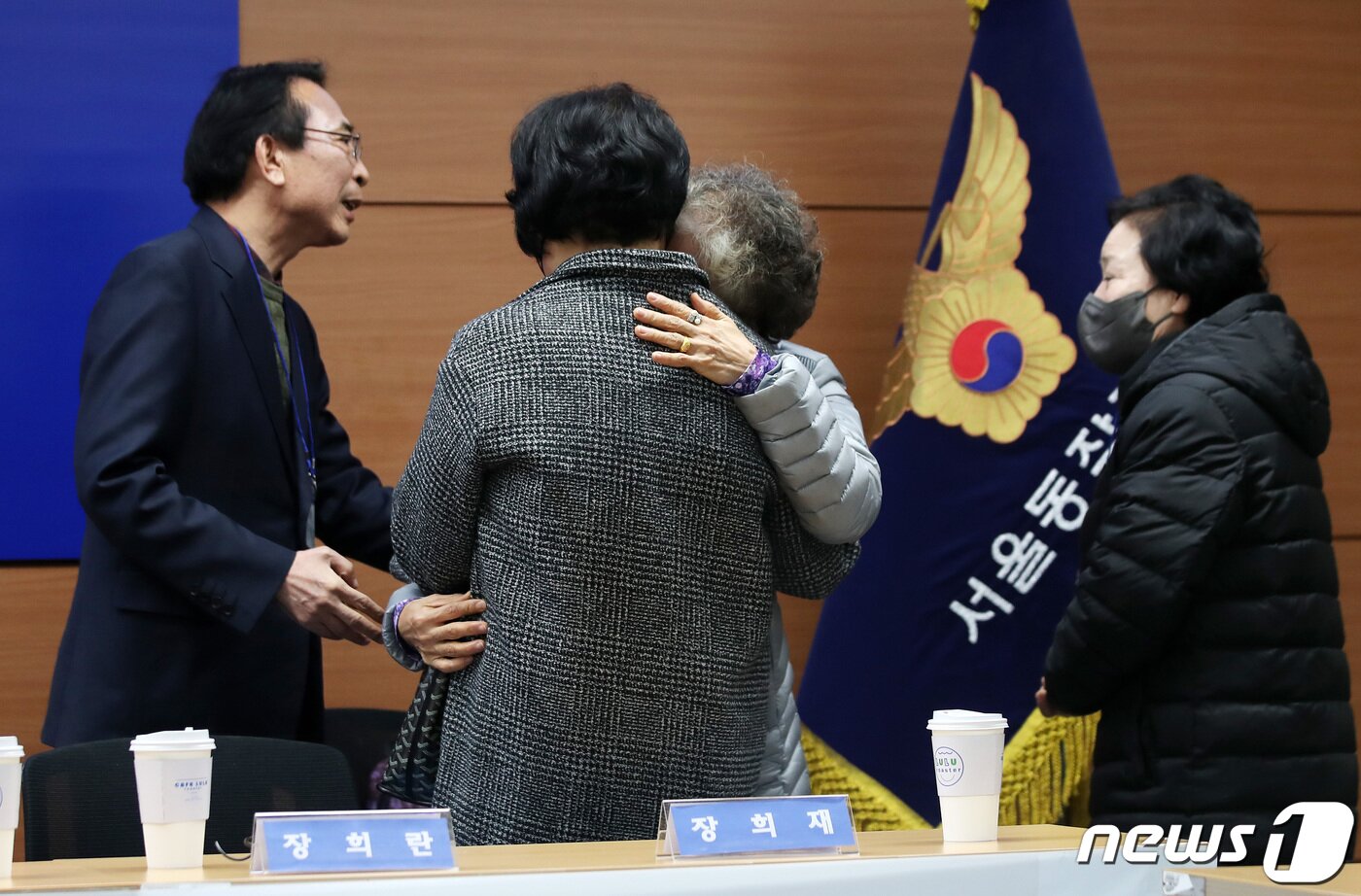 본문 이미지 - 헤어진 뒤 서로 찾지 못하던 장기 실종 가족 장택훈, 장희재, 장경인, 장희란 남매가 31일 오후 서울 동작경찰서에서 58년 만에 다시 만나 끌어안고 있다. 동작경찰서는 아동권리보장원과 함께 경찰 DNA 대조 등을 통해 지난 1965년 3월께 서울 노원구 태릉 부근에서 실종된 4남매 중 여동생 2명을 모두 찾아 이날 재회하는 자리를 마련했다. 2023.1.31/뉴스1 ⓒ News1 구윤성 기자