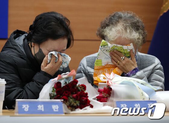 헤어진 뒤 서로 찾지 못하던 장기 실종 가족 언니 장희재 씨와 동생 장희란 씨가 31일 오후 서울 동작경찰서에서 58년 만에 다시 만나 흐르는 눈물을 닦고 있다. 동작경찰서는 아동권리보장원과 함께 경찰 DNA 대조 등을 통해 지난 1965년 3월께 서울 노원구 태릉 부근에서 실종된 장 씨 가족 4남매 중 여동생 2명을 모두 찾아 이날 재회하는 자리를 마련했다. 2023.1.31/뉴스1 © News1 구윤성 기자