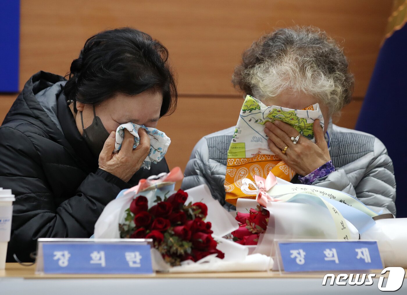 본문 이미지 - 헤어진 뒤 서로 찾지 못하던 장기 실종 가족 언니 장희재 씨와 동생 장희란 씨가 31일 오후 서울 동작경찰서에서 58년 만에 다시 만나 흐르는 눈물을 닦고 있다. 동작경찰서는 아동권리보장원과 함께 경찰 DNA 대조 등을 통해 지난 1965년 3월께 서울 노원구 태릉 부근에서 실종된 장 씨 가족 4남매 중 여동생 2명을 모두 찾아 이날 재회하는 자리를 마련했다. 2023.1.31/뉴스1 ⓒ News1 구윤성 기자