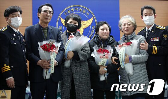 헤어진 뒤 서로 찾지 못하던 장기 실종 가족 장택훈, 장희재, 장경인, 장희란 남매가 31일 오후 서울 동작경찰서에서 58년 만에 다시 만나 기념촬영을 하고 있다. 동작경찰서는 아동권리보장원과 함께 경찰 DNA 대조 등을 통해 지난 1965년 3월께 서울 노원구 태릉 부근에서 실종된 장 씨 가족 4남매 중 여동생 2명을 모두 찾아 이날 재회하는 자리를 마련했다. 2023.1.31/뉴스1 © News1 구윤성 기자